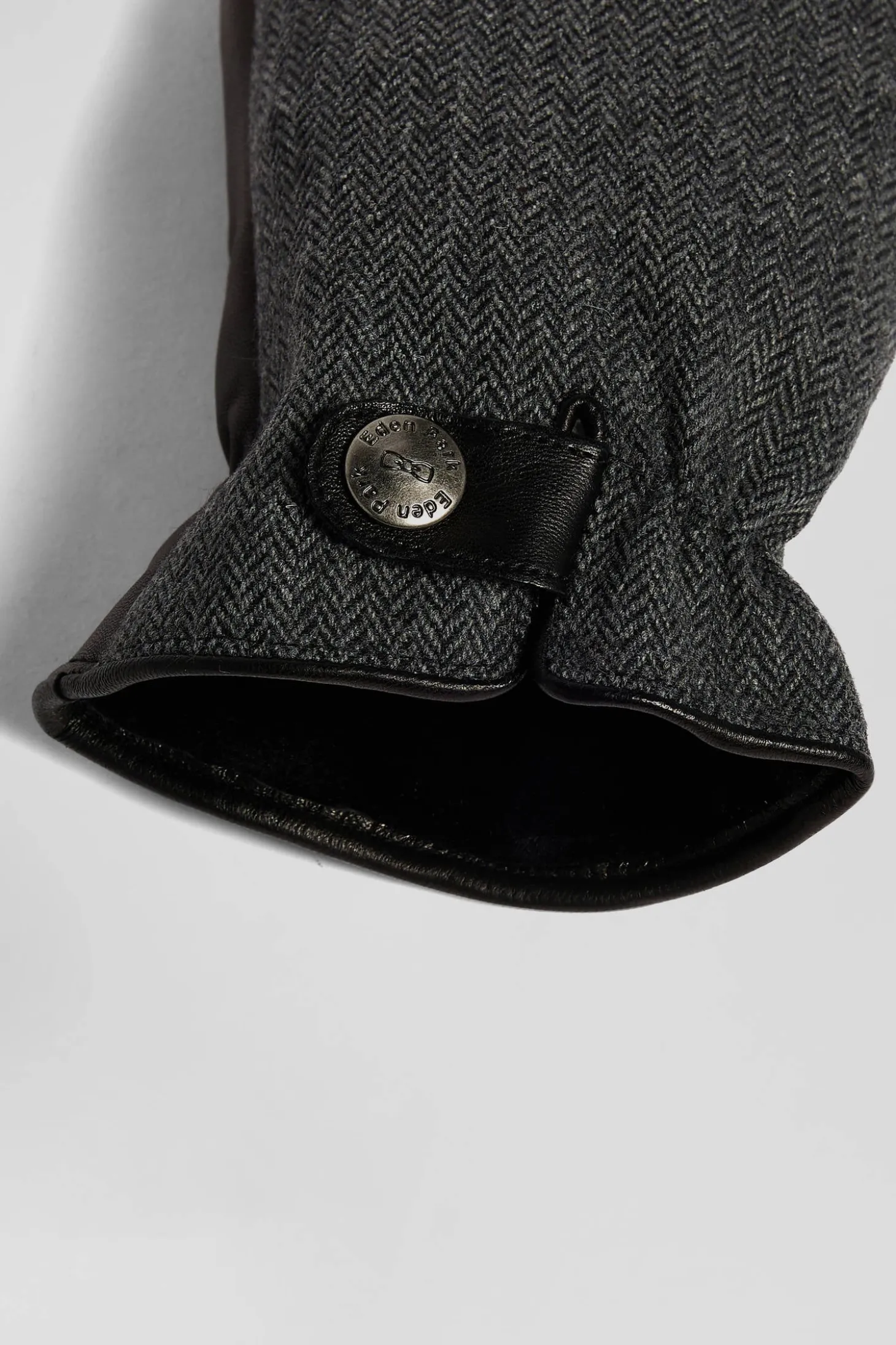 Black smooth leather gloves
