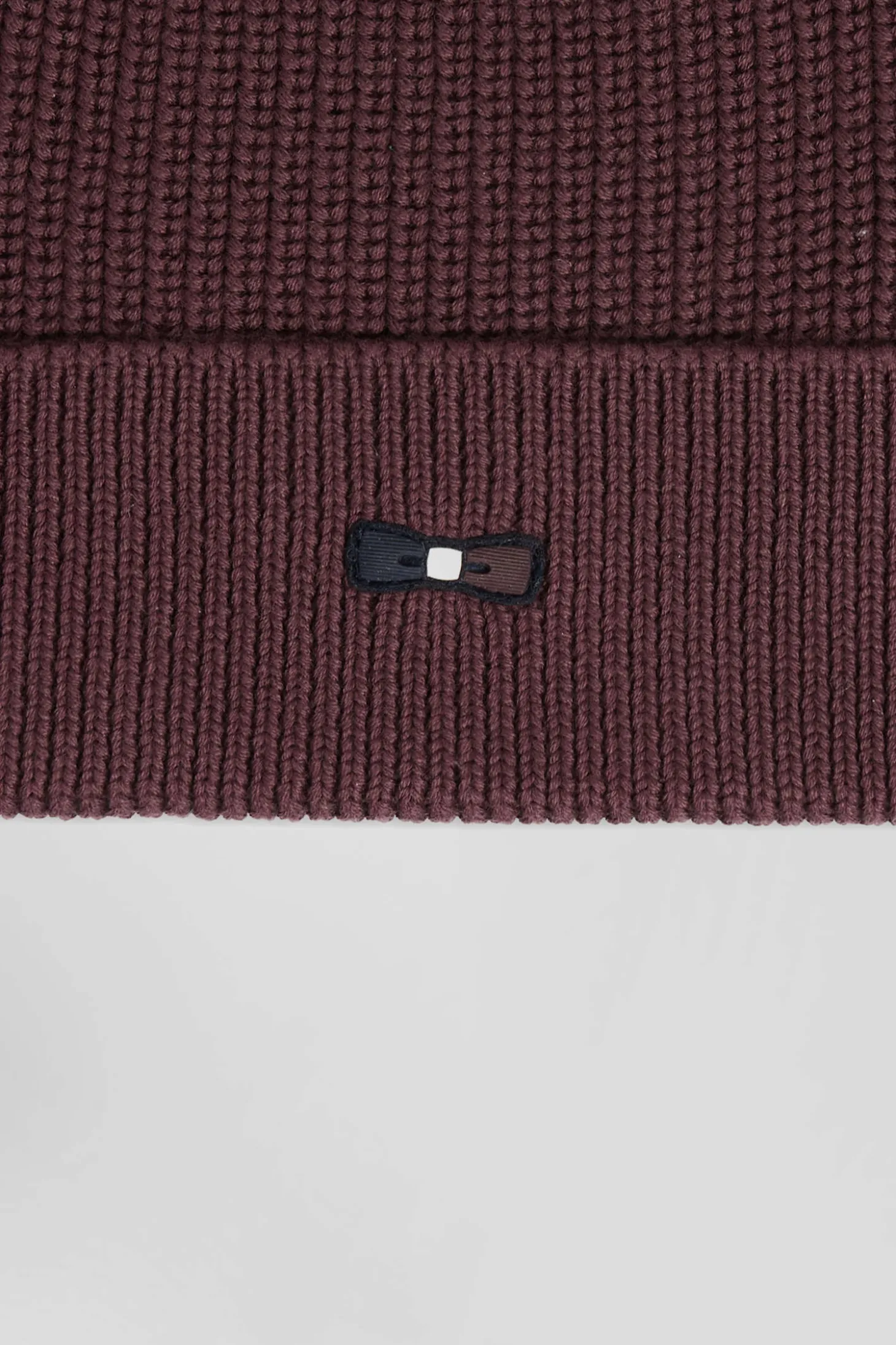Burgundy knitted cotton beanie with tricolour details