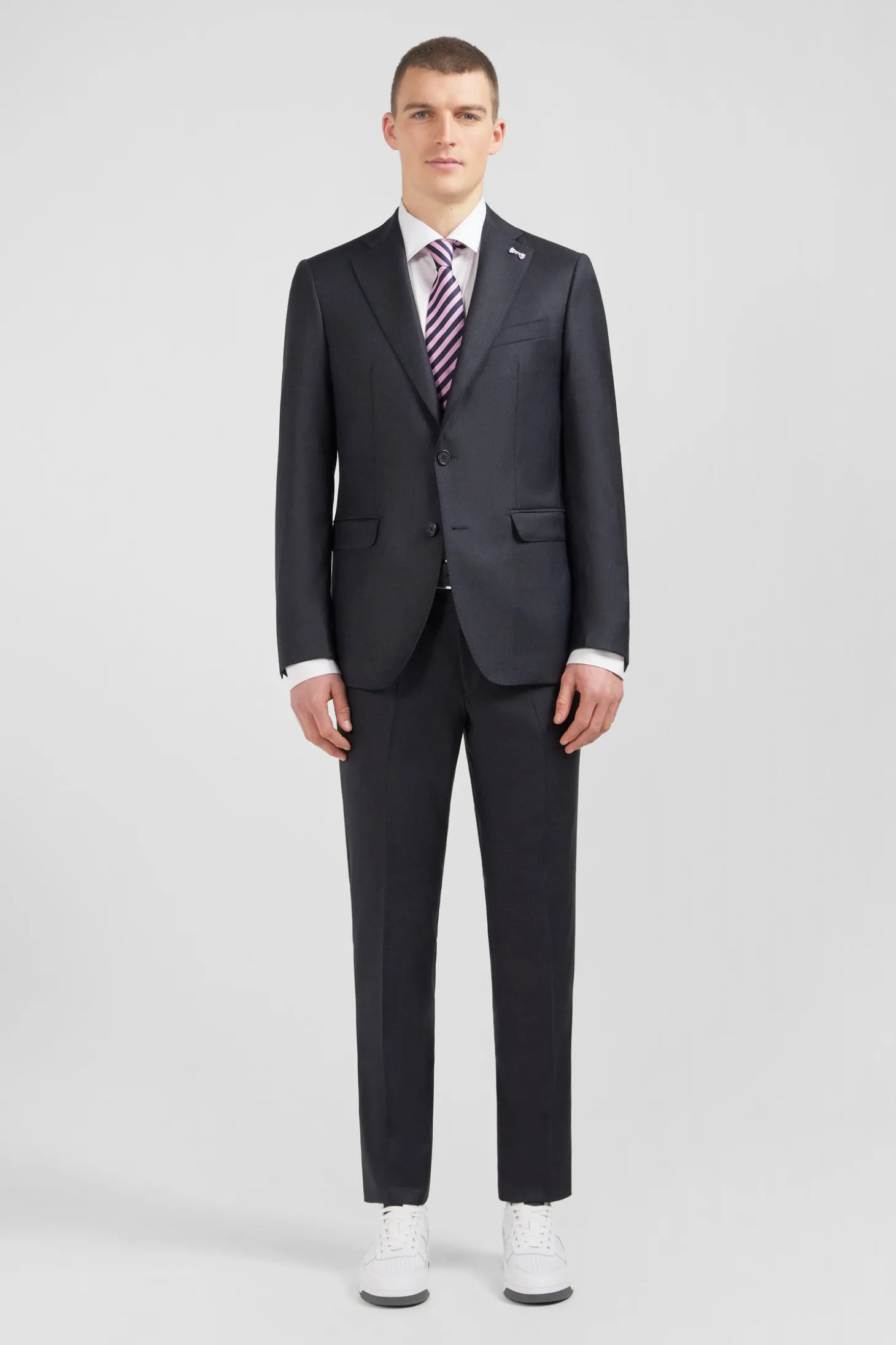 Fitted suit in dark grey wool