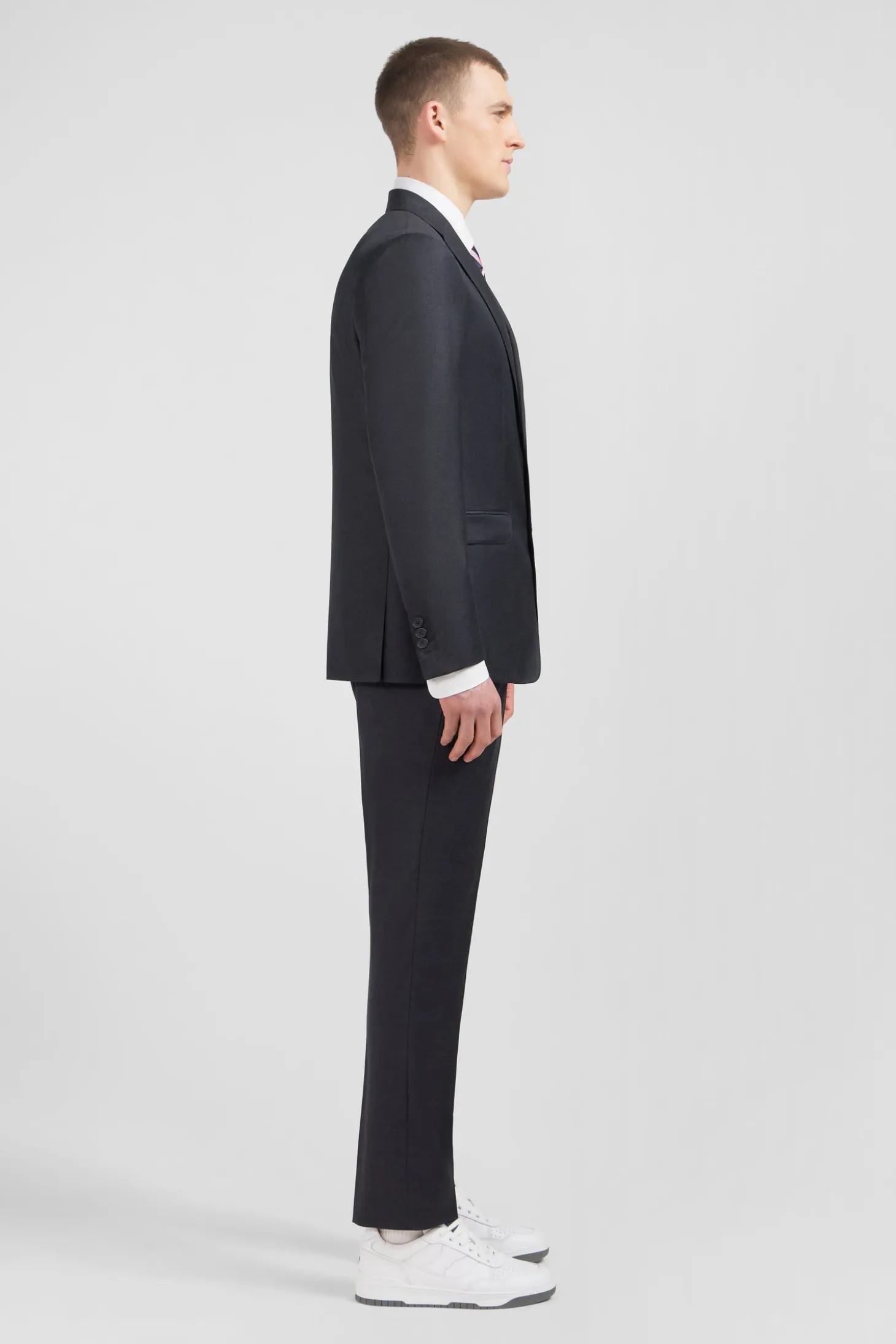 Fitted suit in dark grey wool