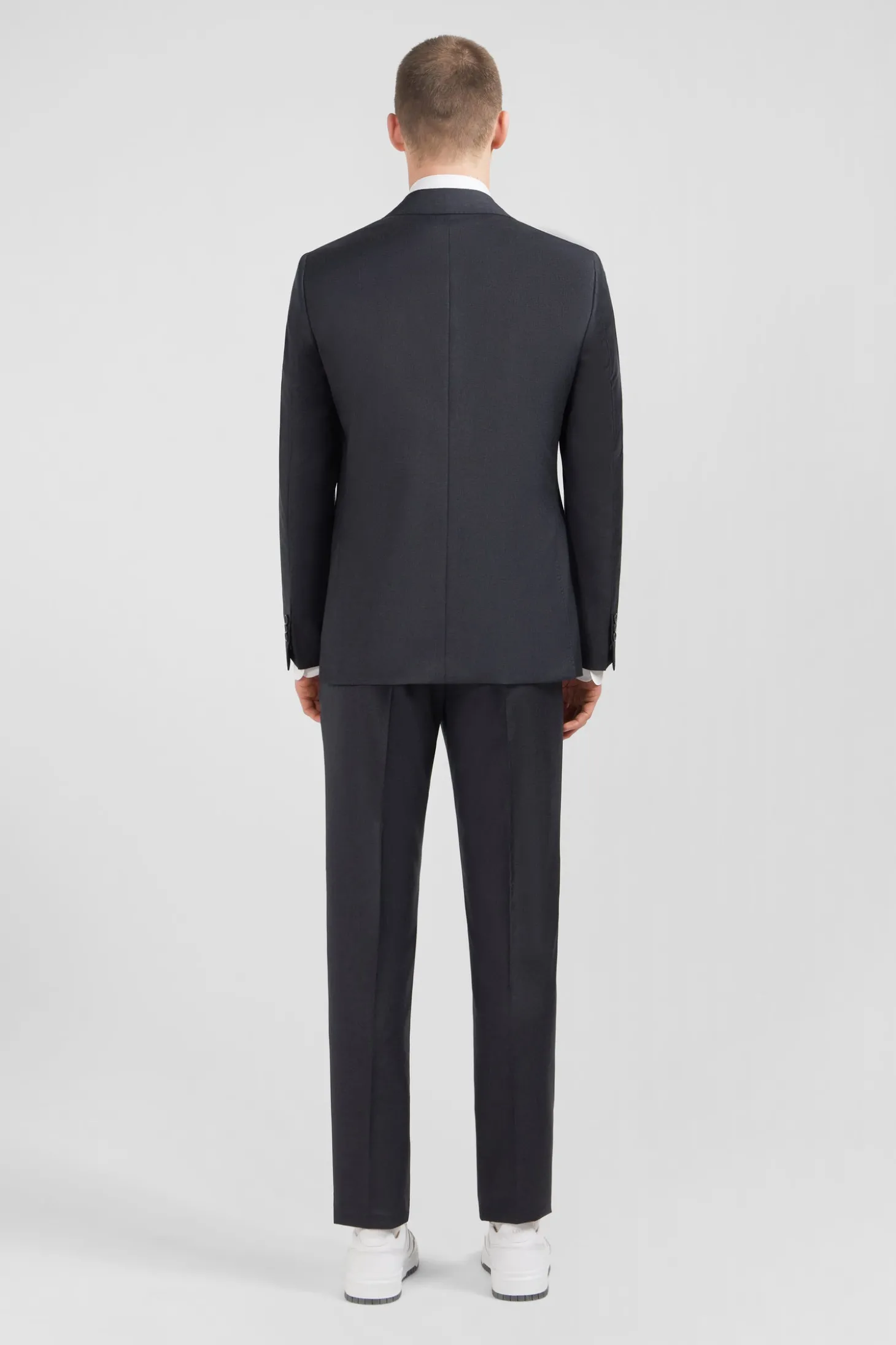 Fitted suit in dark grey wool