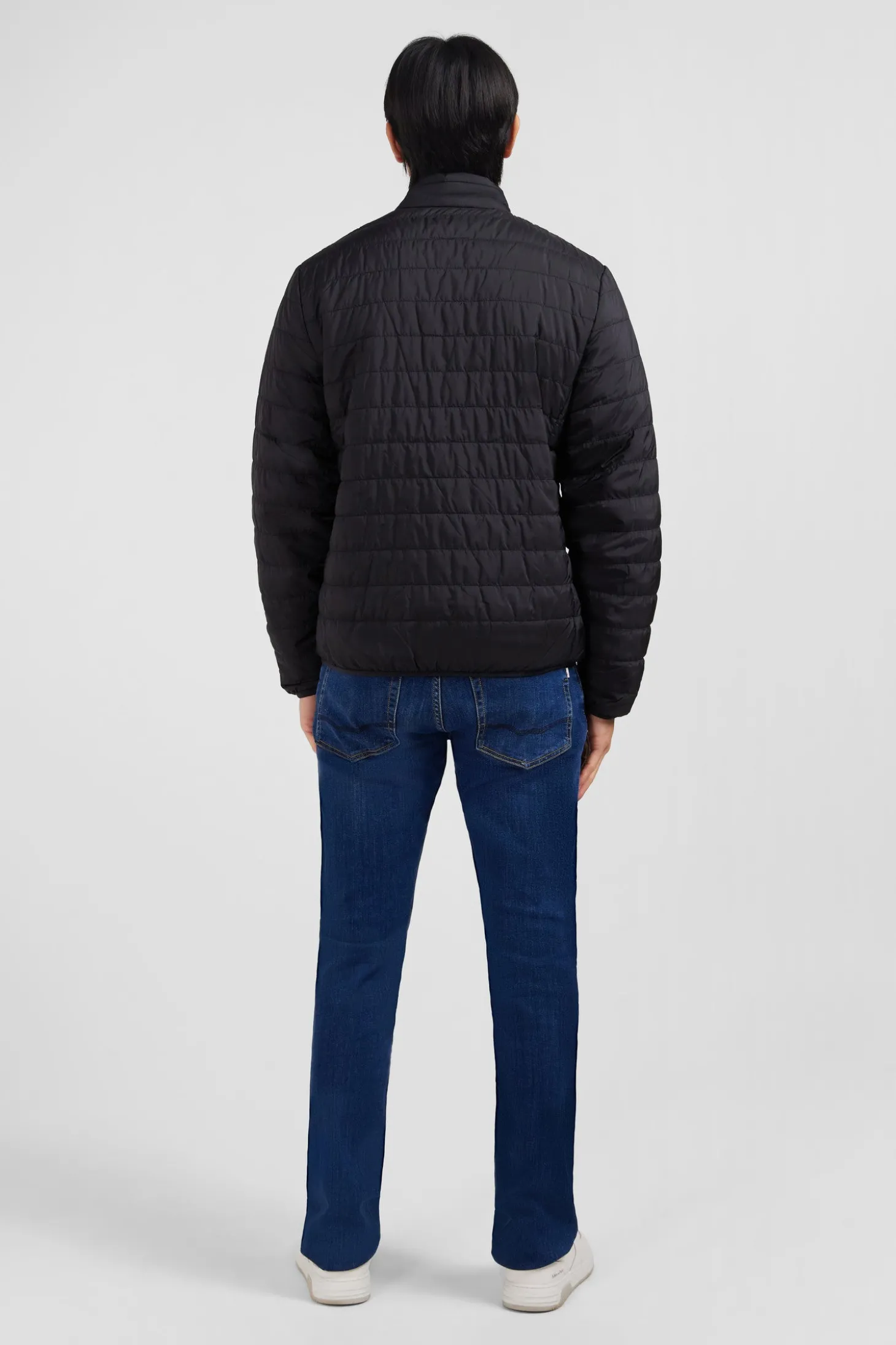 Lightweight, long-sleeved puffa jacket in black