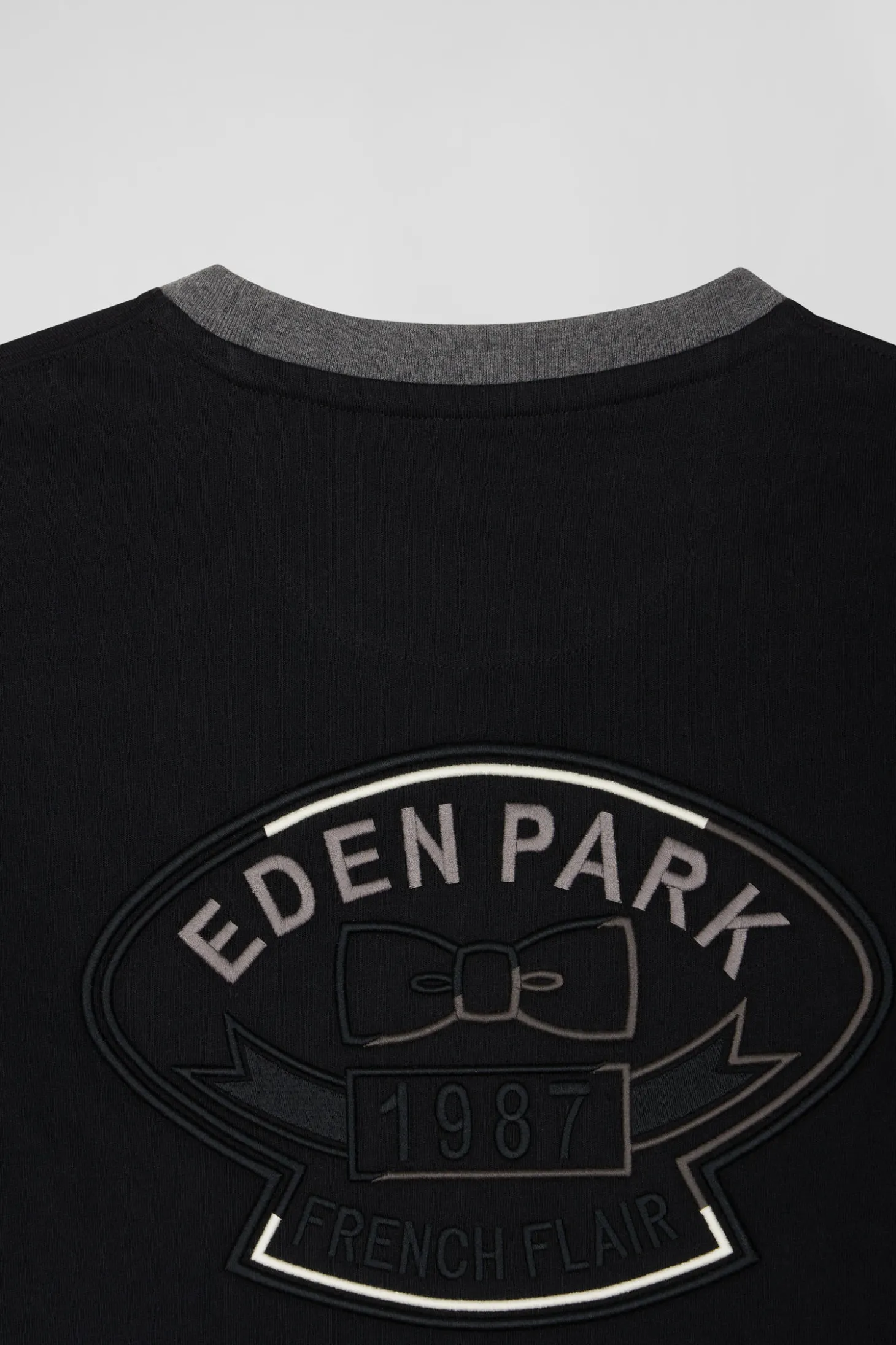 Regular black short-sleeved cotton T-shirt with back embroidery