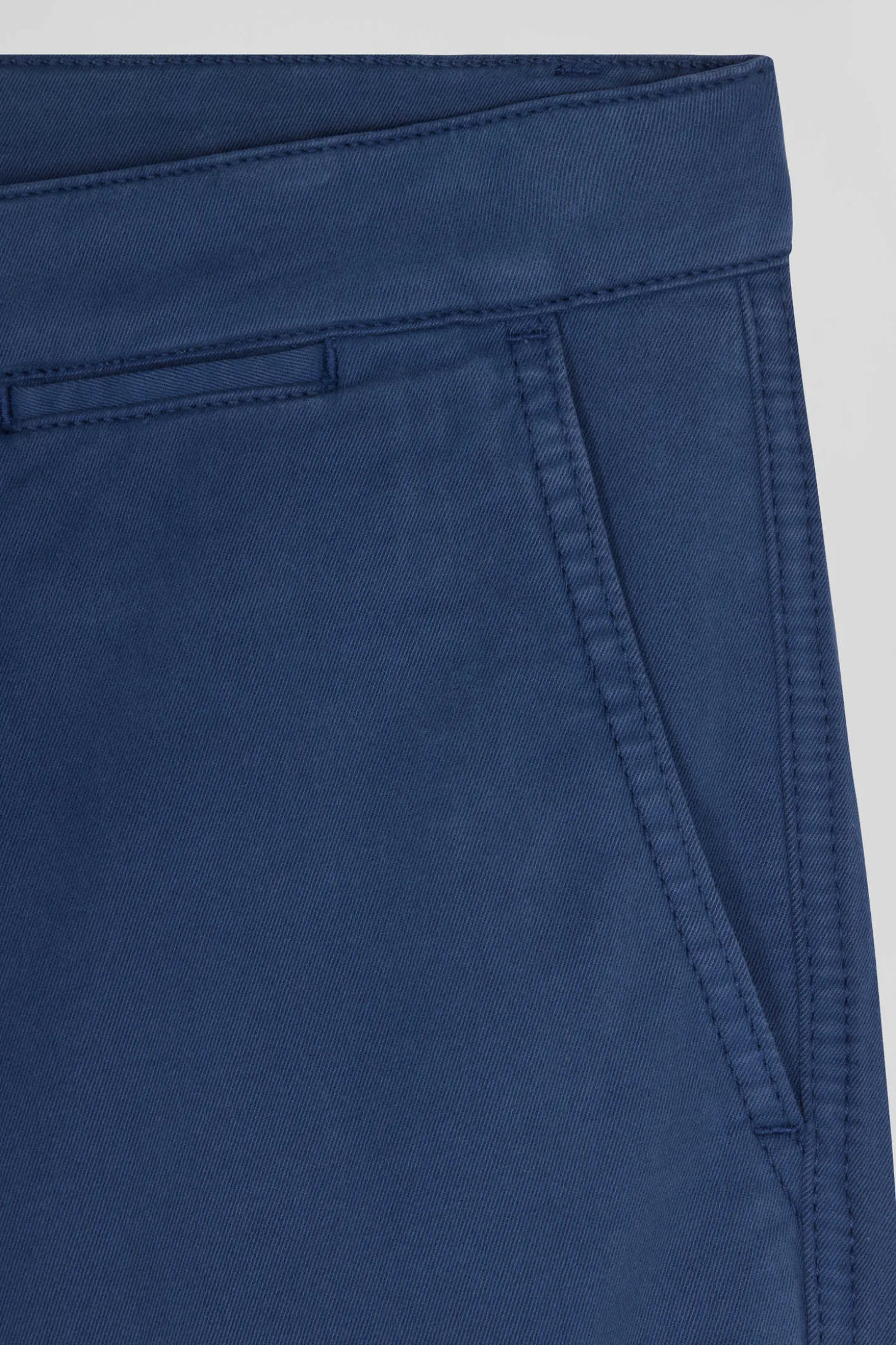 Regular blue chino trousers in stretch cotton gabardine
