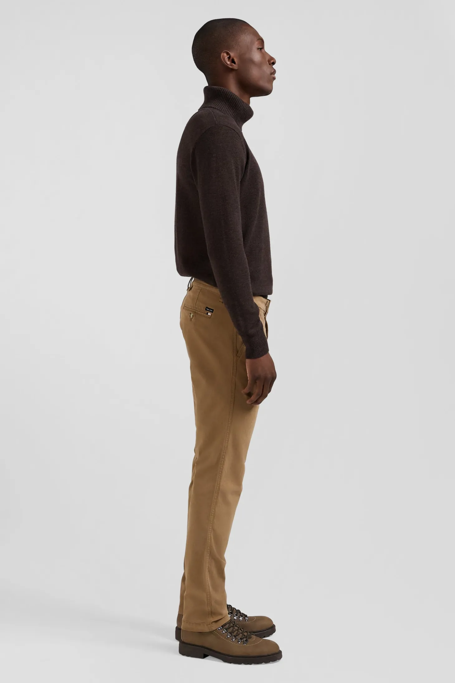 Regular brown chino trousers in stretch cotton gabardine
