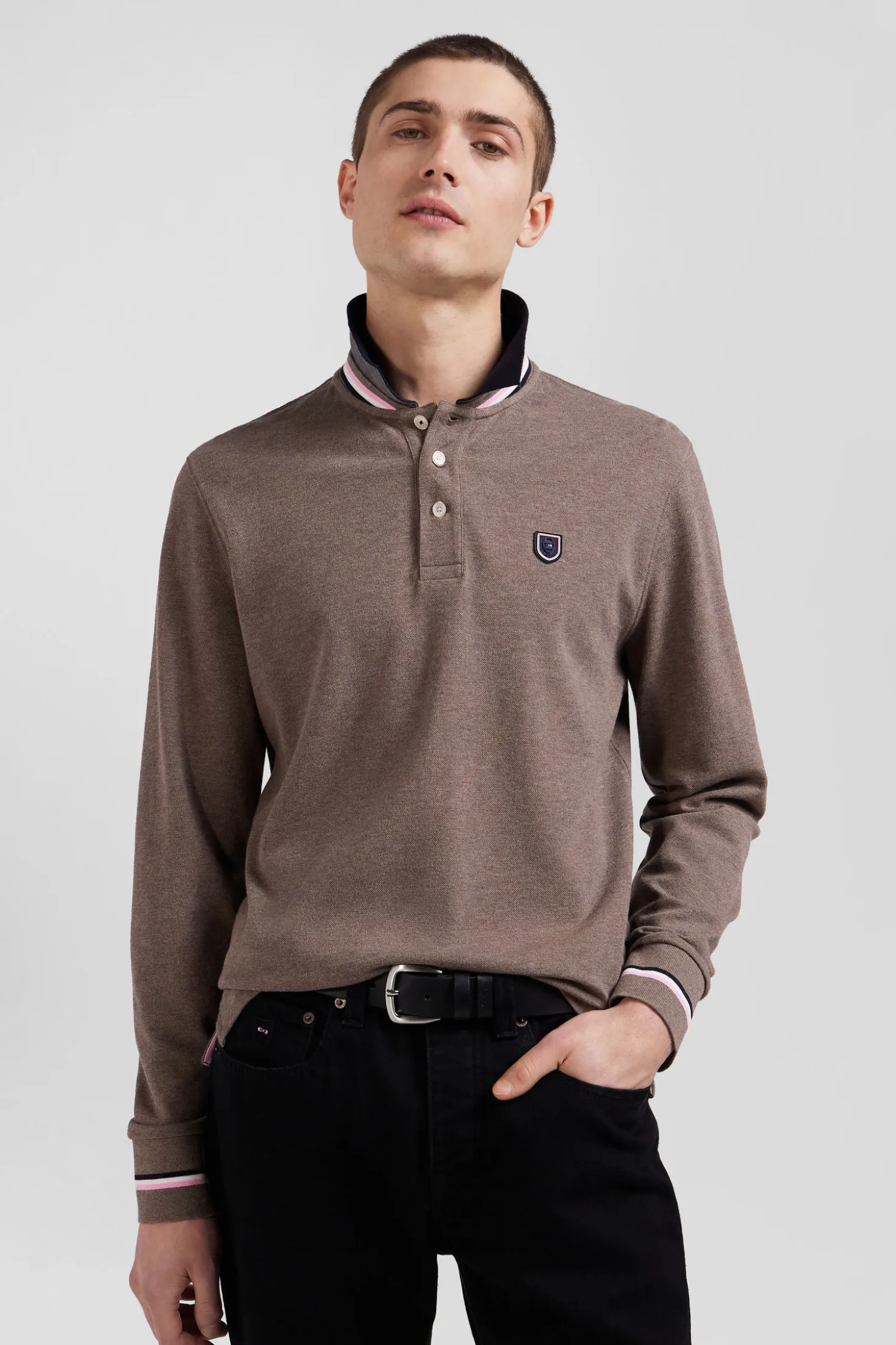 Regular brown long-sleeved cotton piqué polo shirt with rubber badge