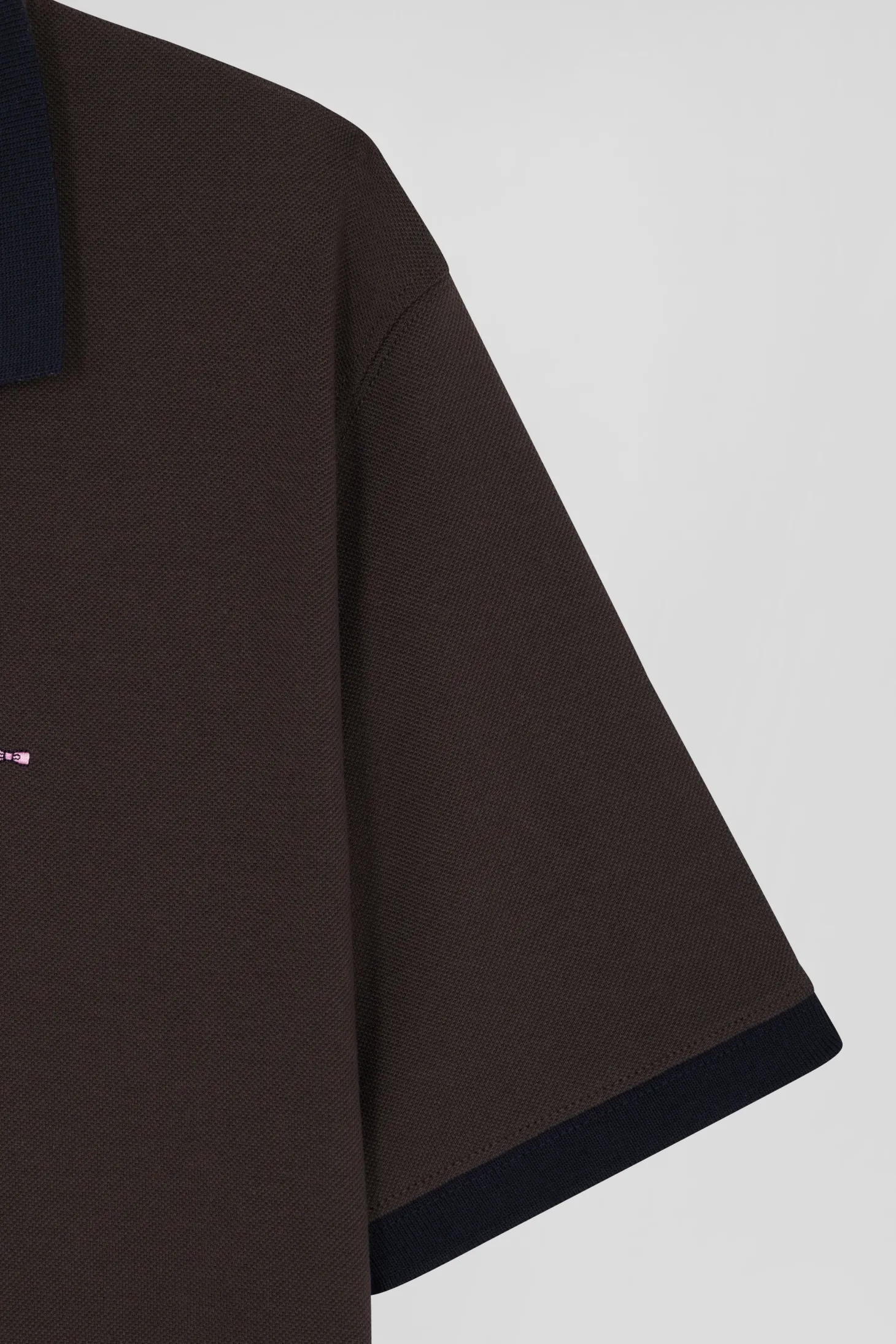 Regular brown short-sleeved cotton piqué polo shirt