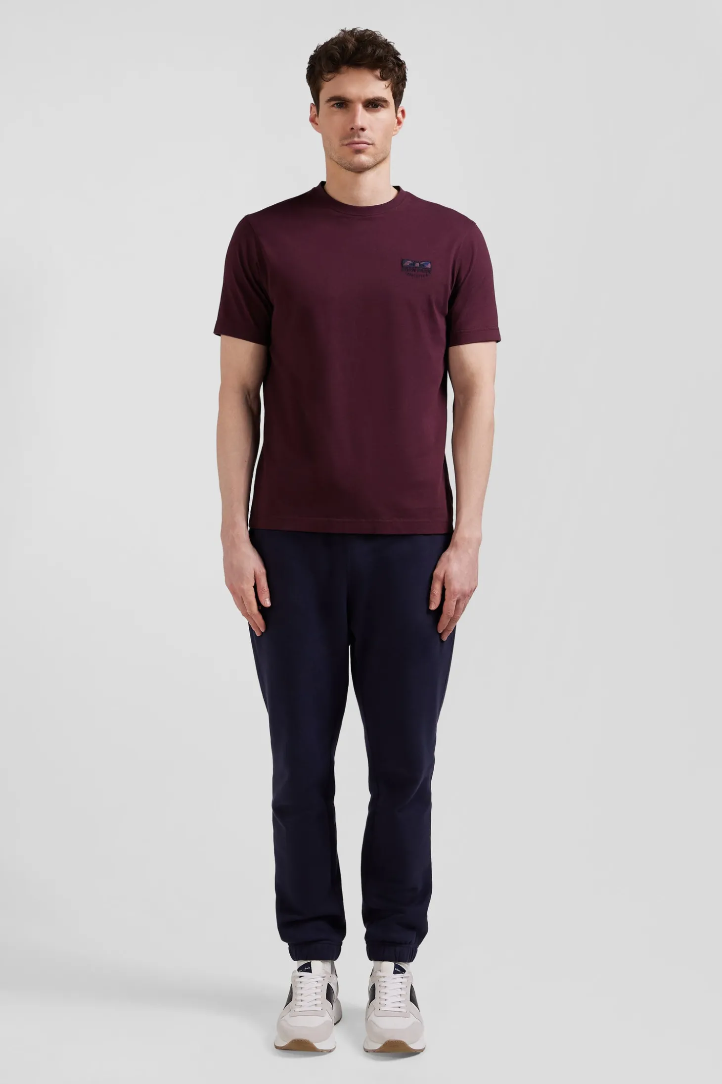 Regular burgundy short-sleeved cotton T-shirt with tie patchwork emblem