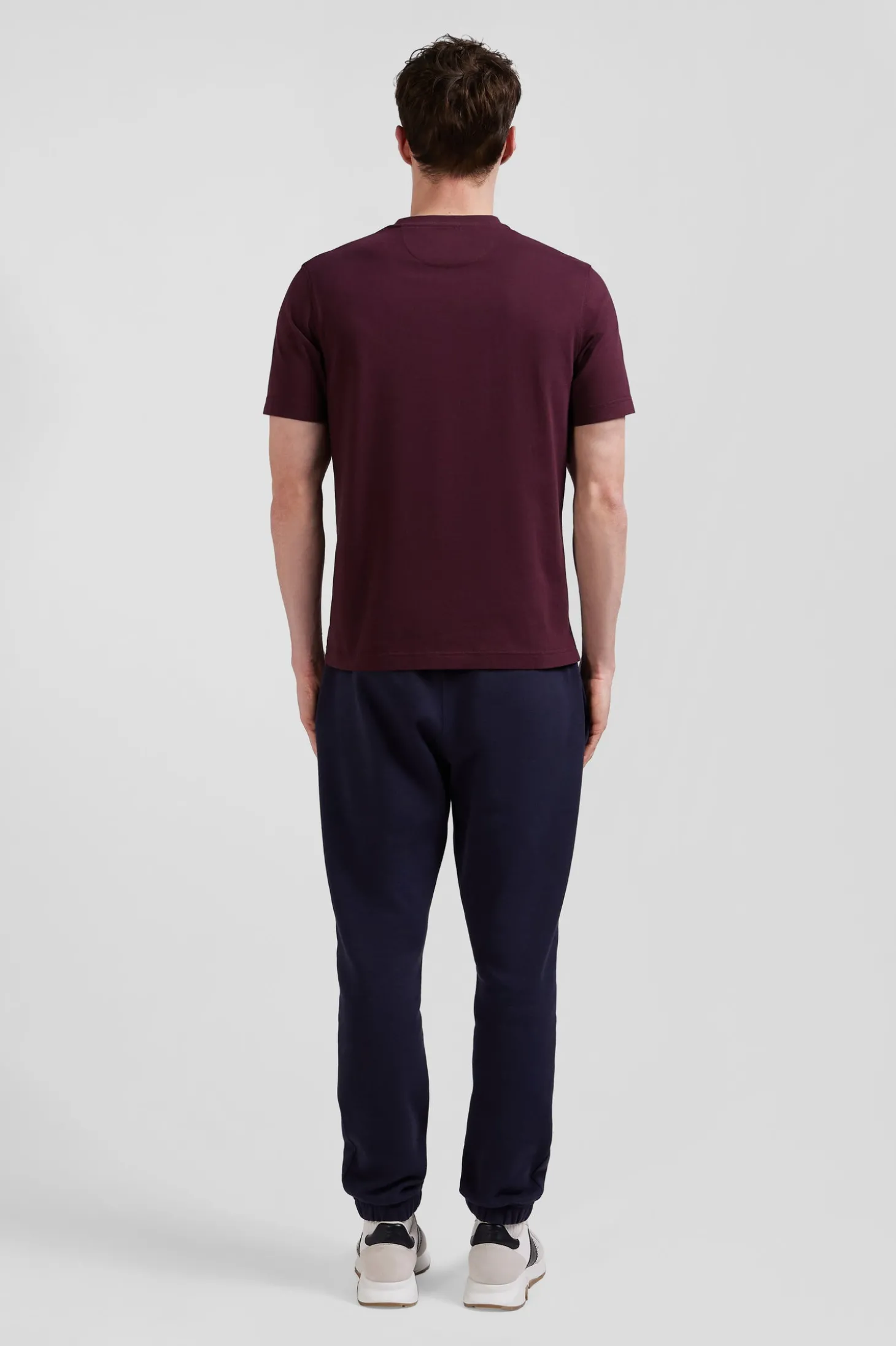 Regular burgundy short-sleeved cotton T-shirt with tie patchwork emblem
