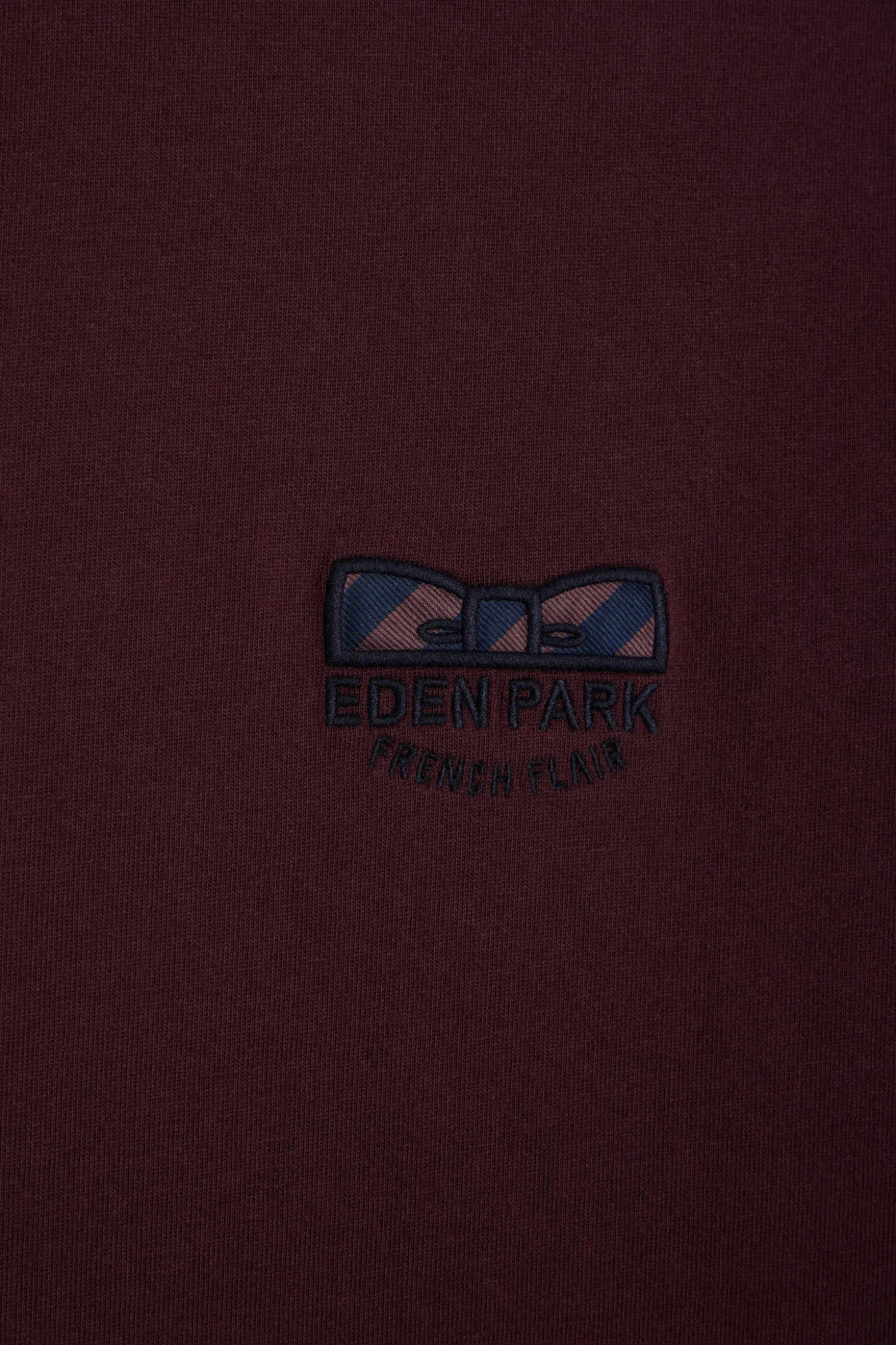 Regular burgundy short-sleeved cotton T-shirt with tie patchwork emblem