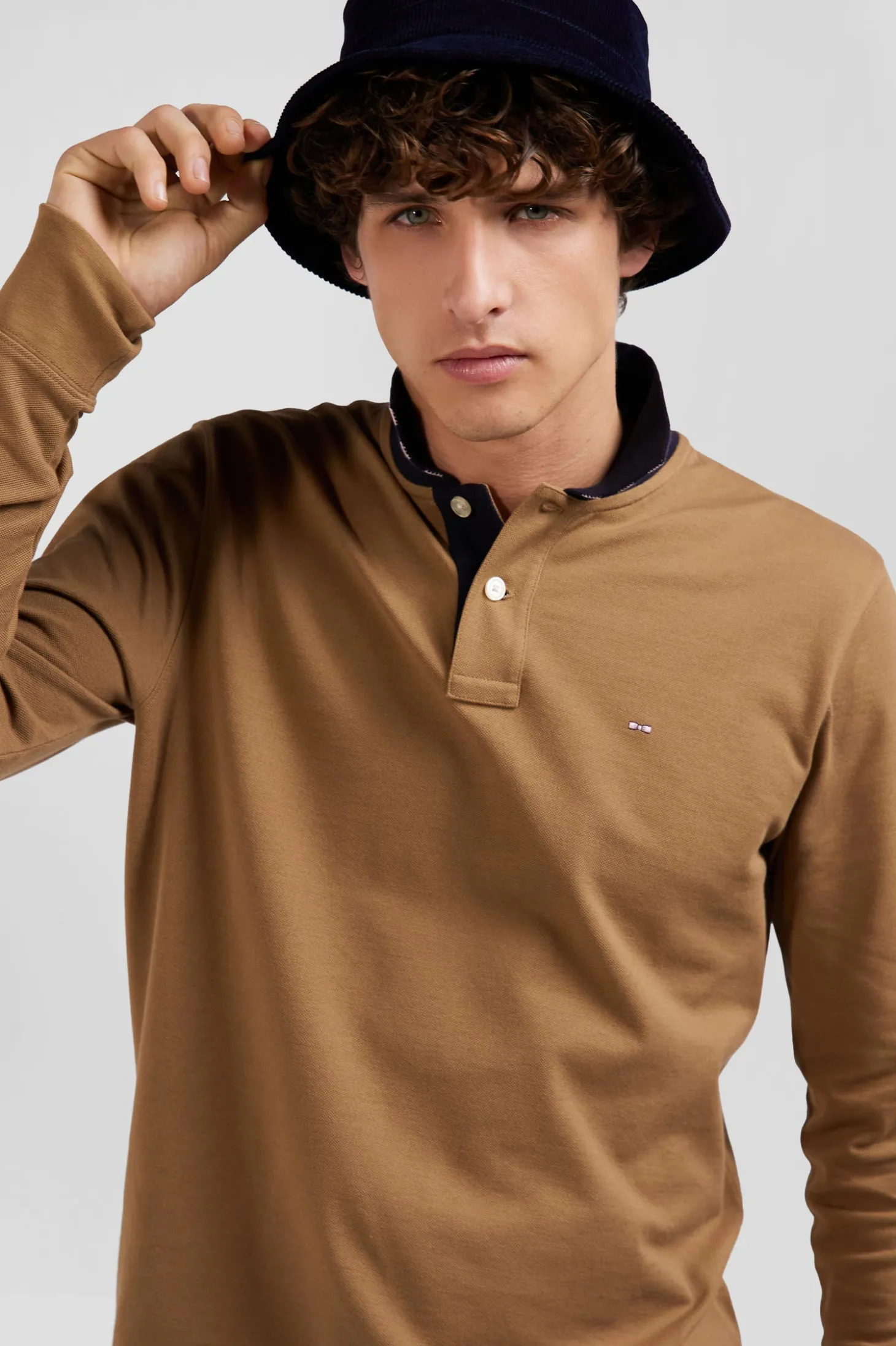 Regular camel long-sleeved cotton piqué polo shirt with striped collar