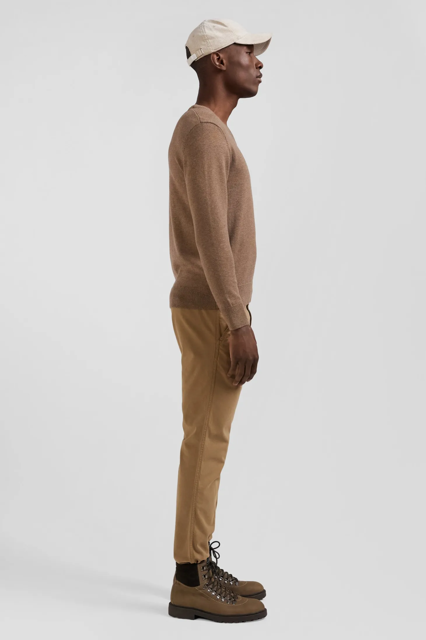 Regular camel wool and cotton V-neck jumper with striped details