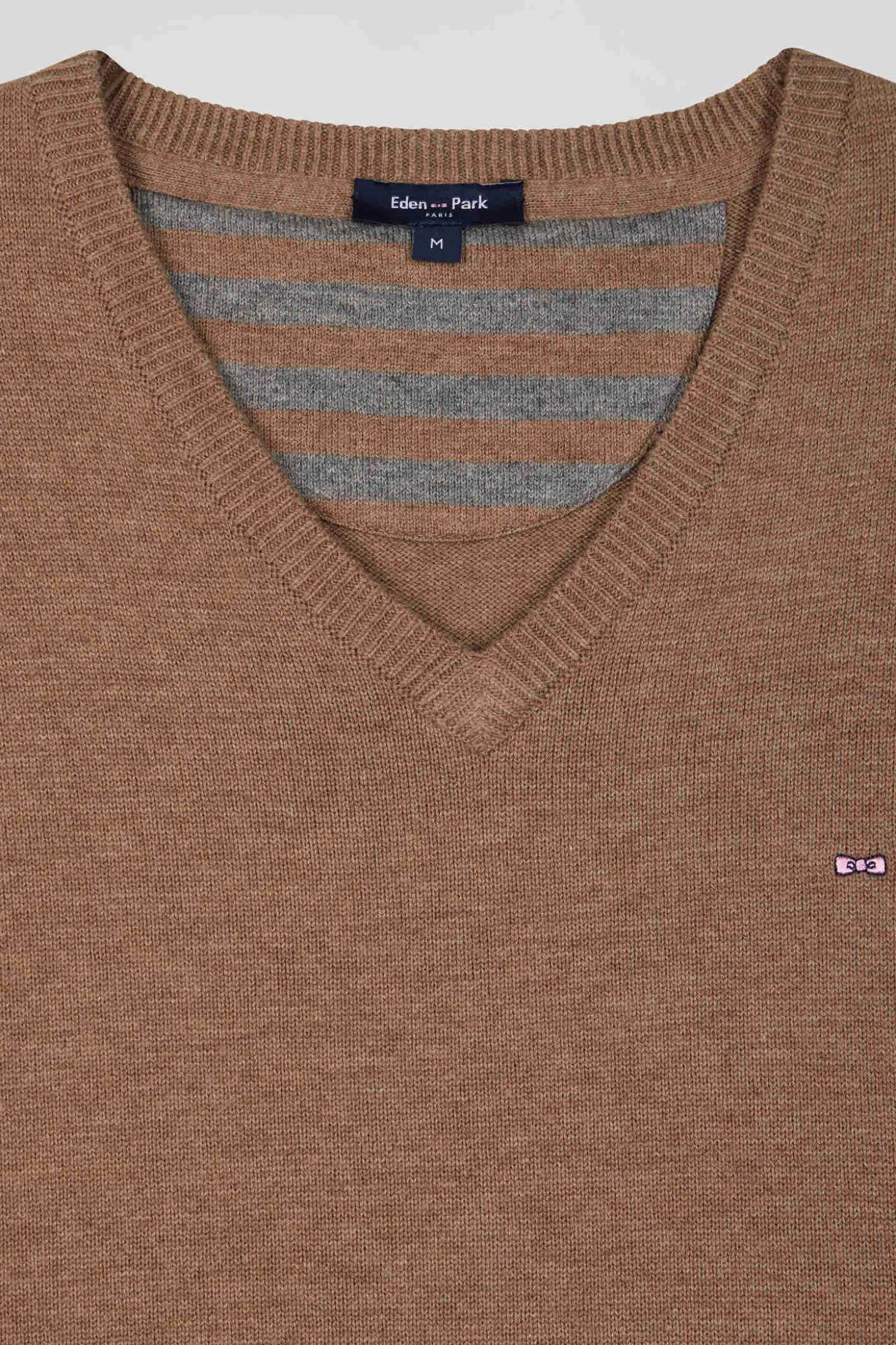Regular camel wool and cotton V-neck jumper with striped details