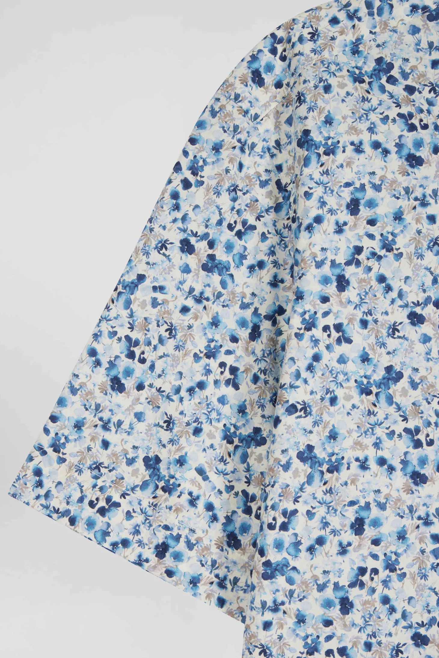 Regular ecru cotton short-sleeved shirt with micro floral print