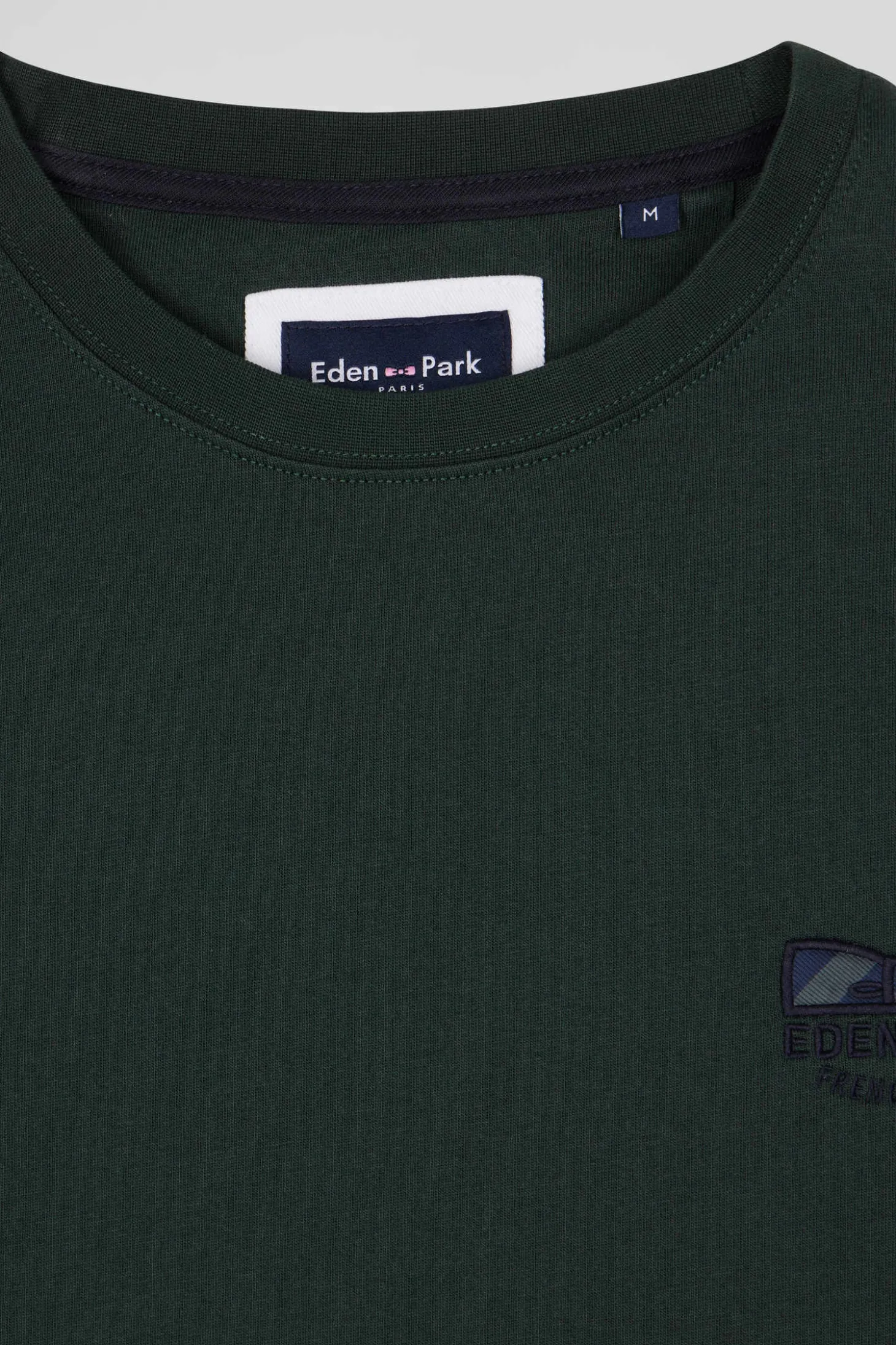 Regular green short-sleeved cotton T-shirt with tie patchwork emblem