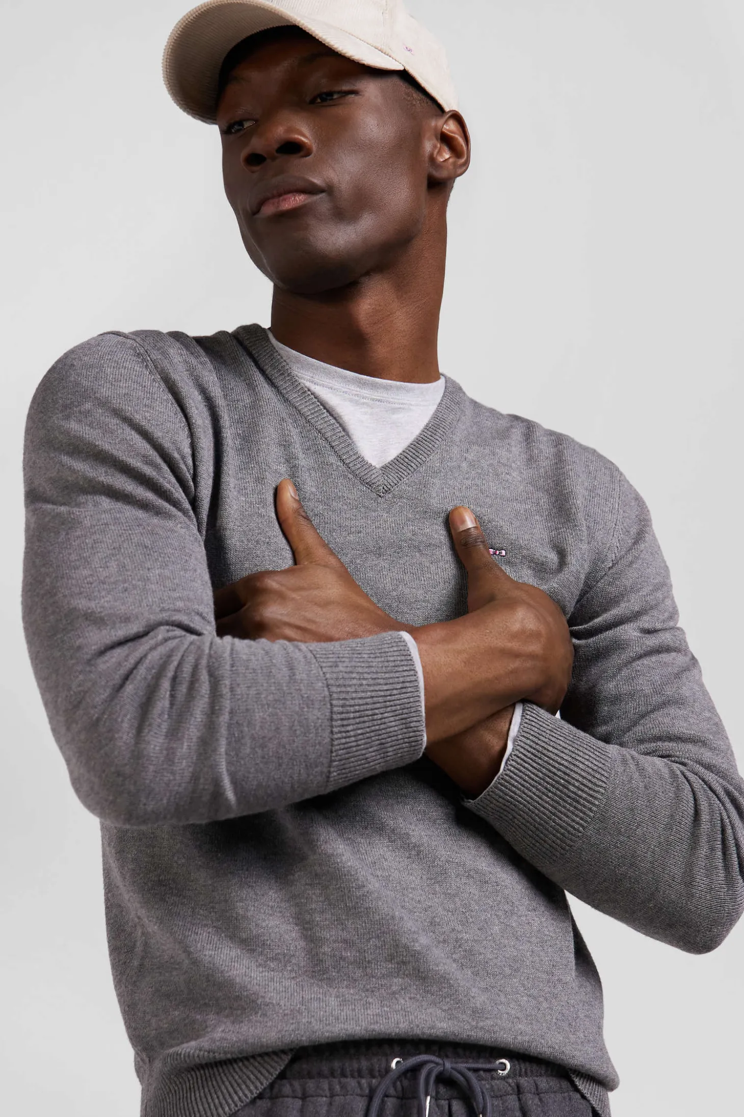 Regular grey wool and cotton V-neck jumper with striped details