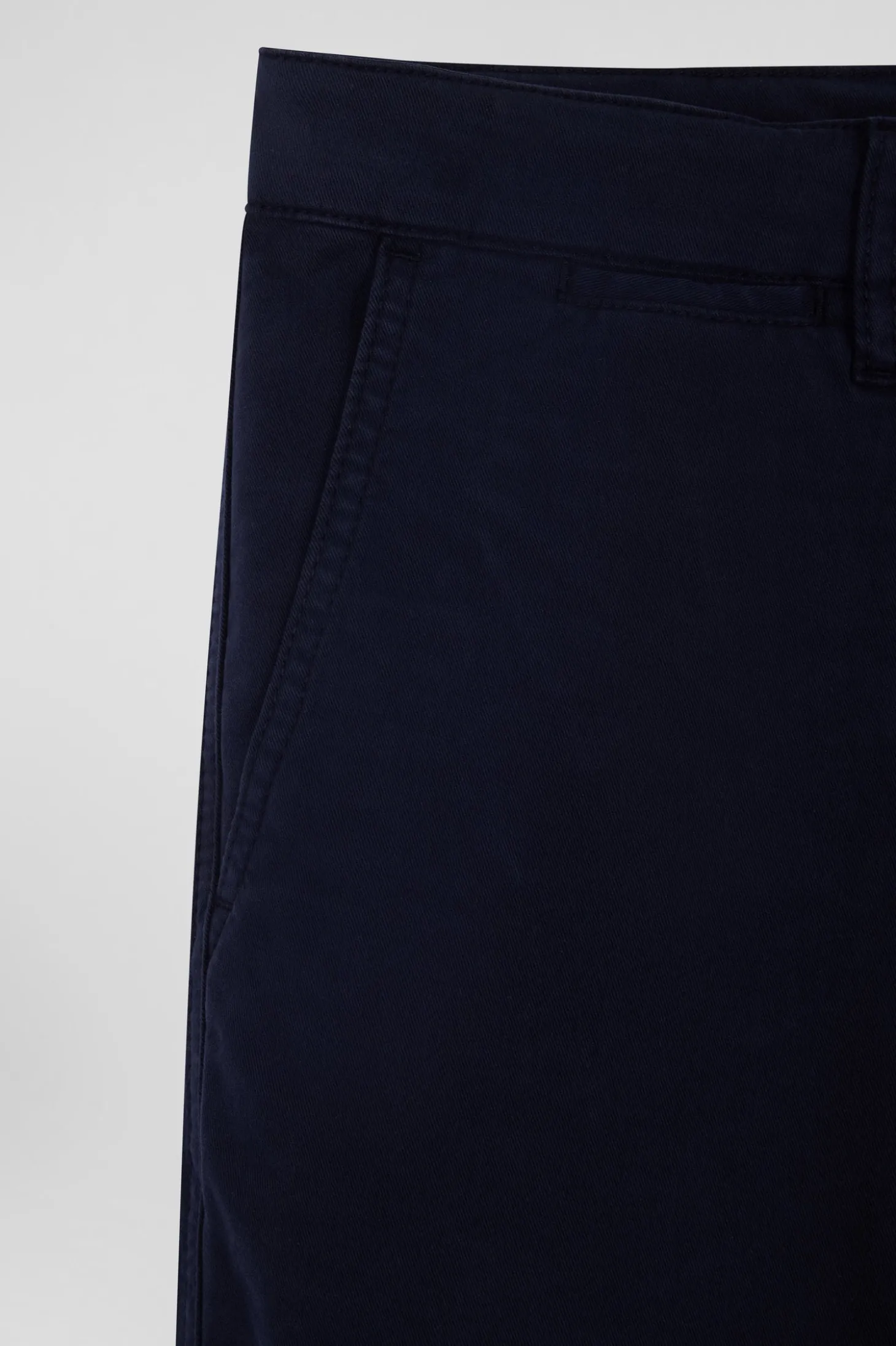 Regular navy blue chino trousers in stretch cotton gabardine