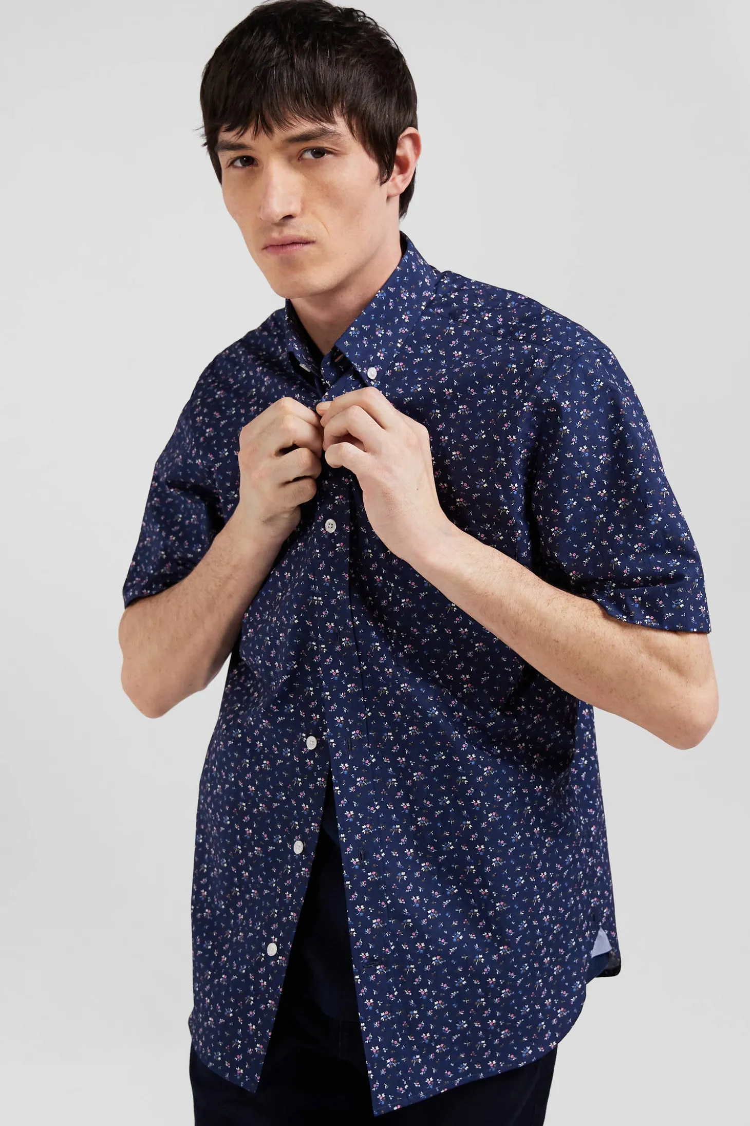 Regular navy blue cotton short-sleeved shirt with micro floral print