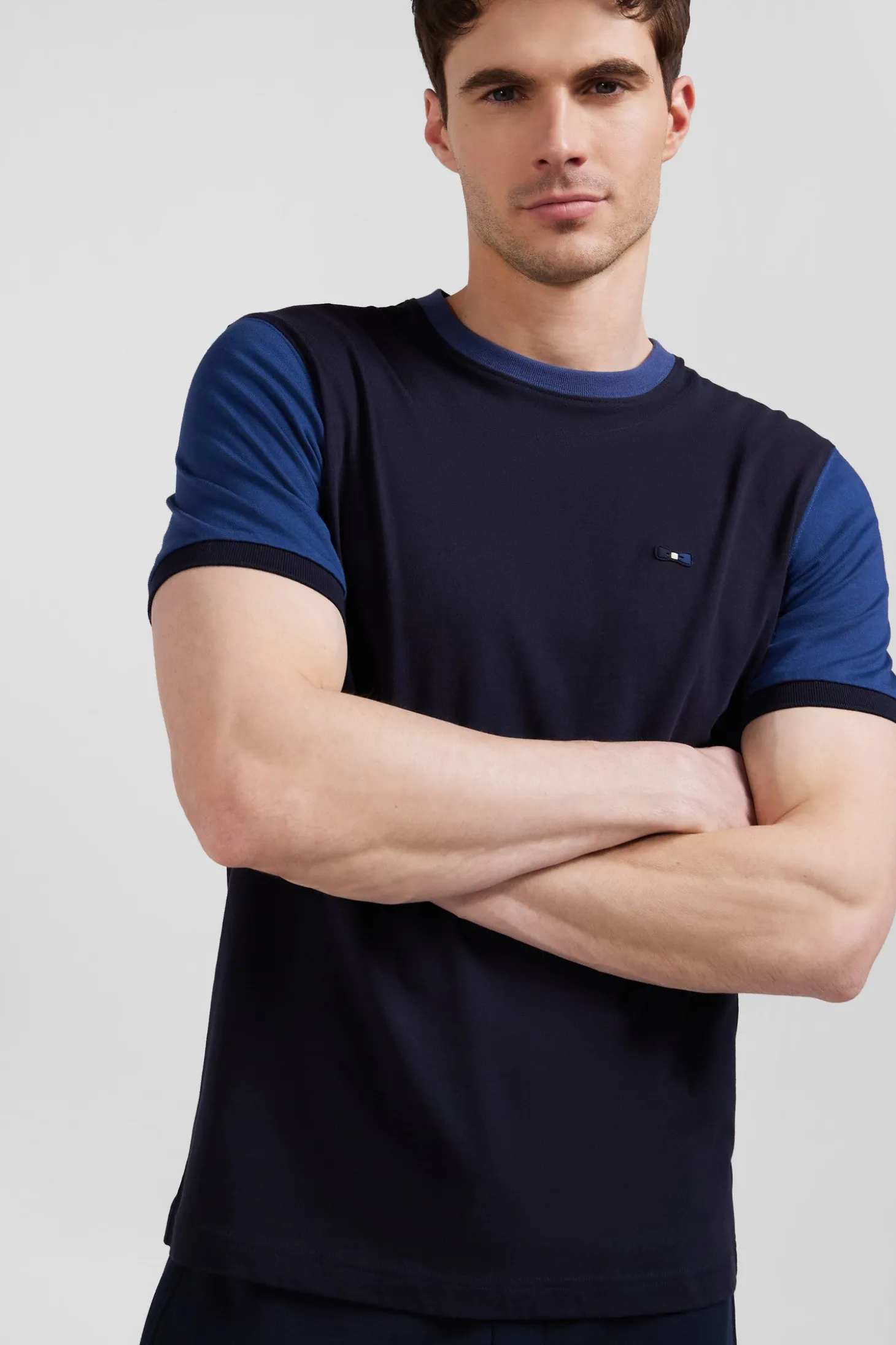 Regular navy blue cotton T-shirt with short contrasting sleeves