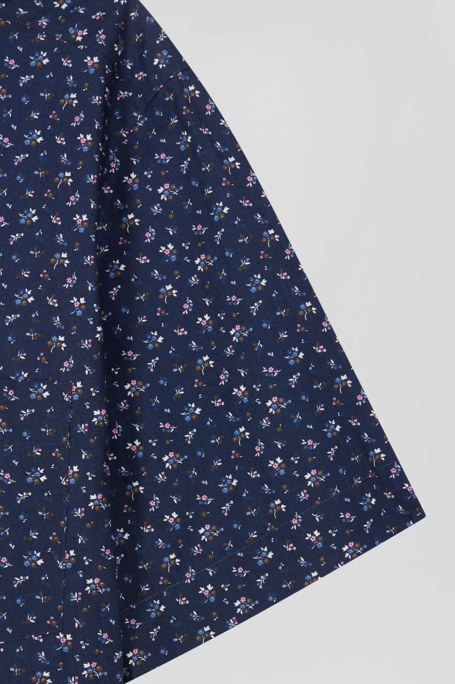 Regular navy blue cotton short-sleeved shirt with micro floral print