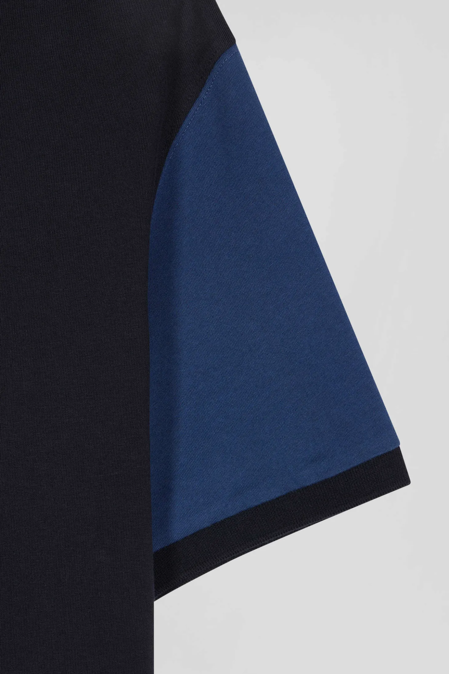 Regular navy blue cotton T-shirt with short contrasting sleeves