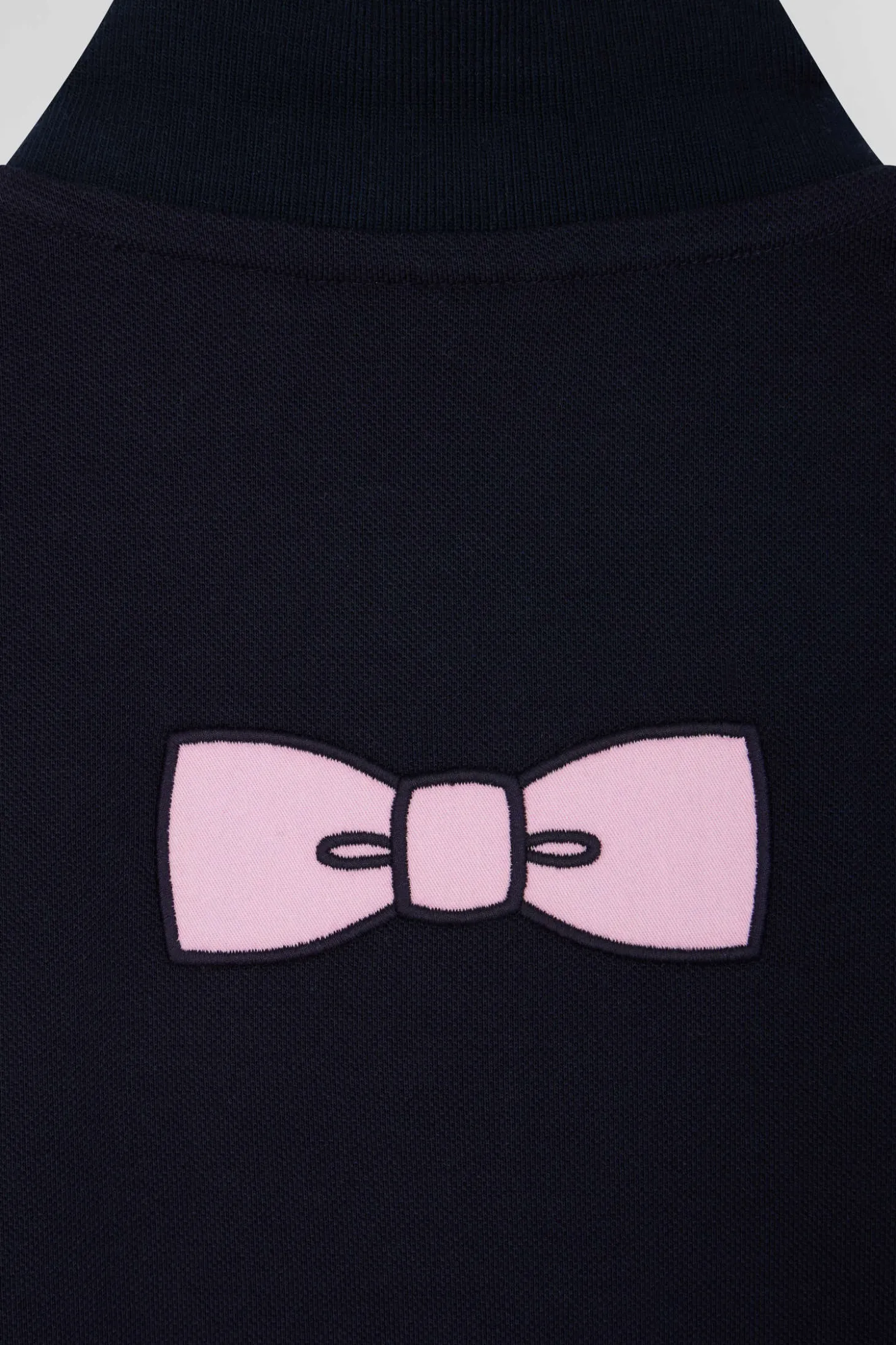 Regular navy blue short-sleeved cotton piqué polo shirt with back bow tie embroidery