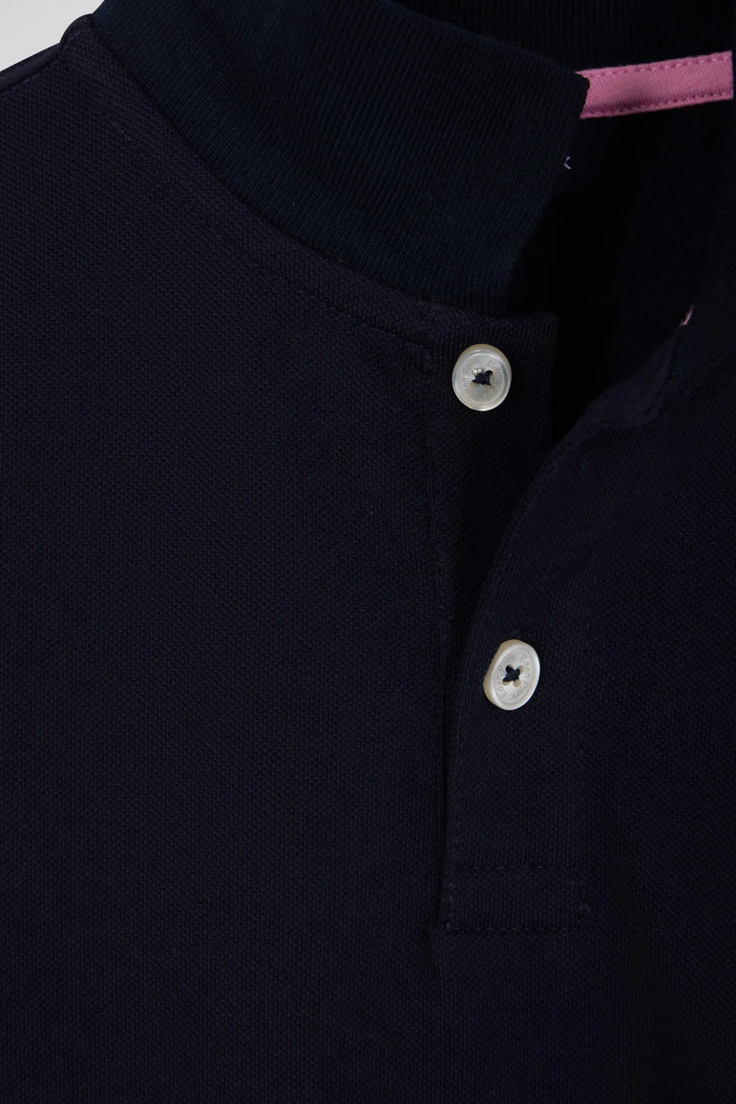 Regular navy blue short-sleeved cotton piqué polo shirt with back bow tie embroidery