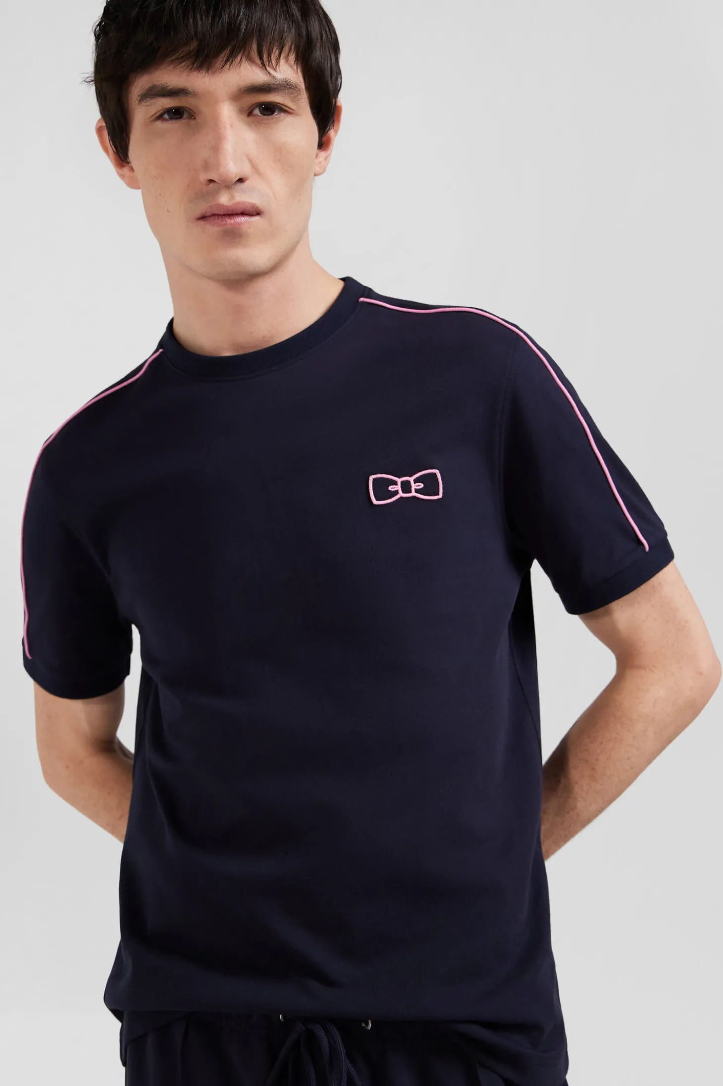Regular navy short-sleeved cotton T-shirt with pink piping