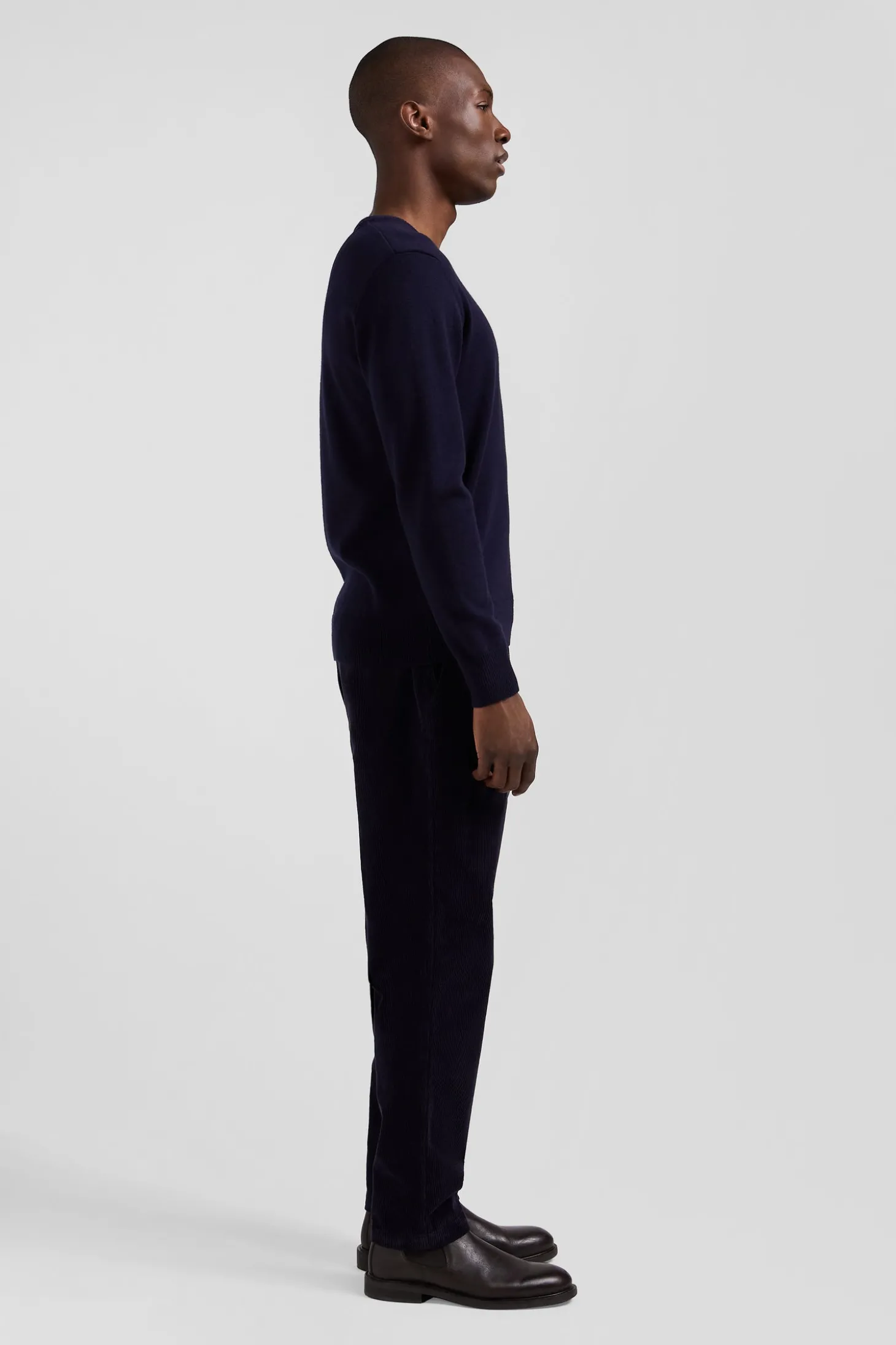 Regular navy wool and cotton V-neck jumper with striped details