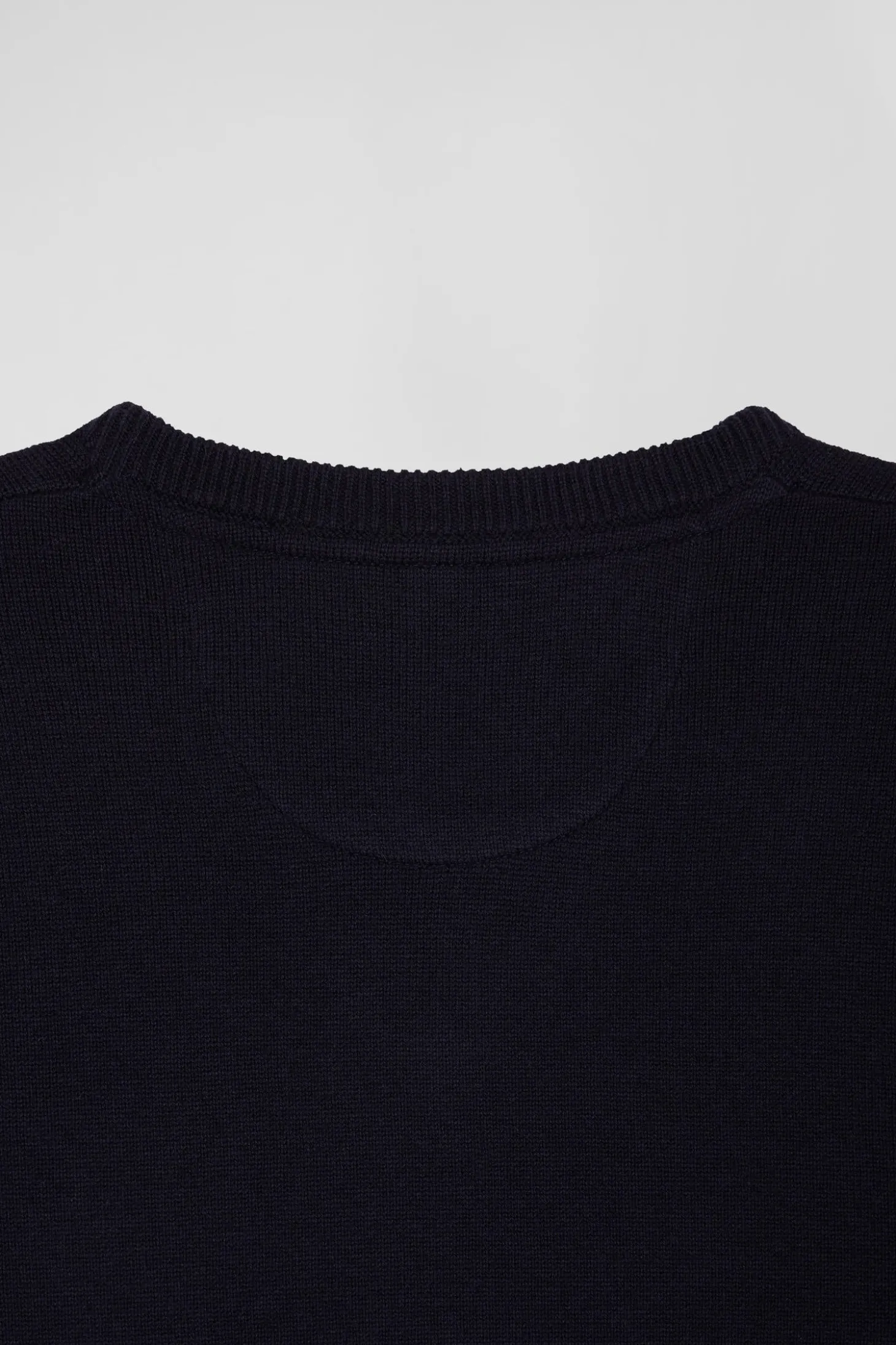 Regular navy wool and cotton V-neck jumper with striped details