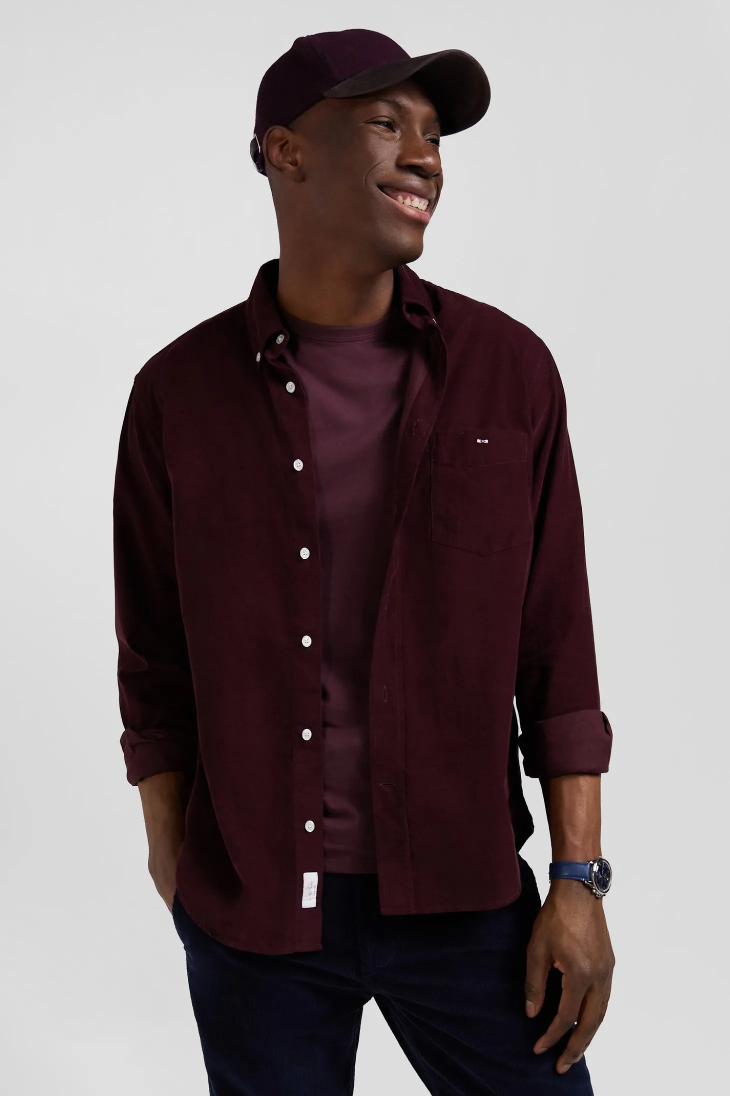 Regular plain burgundy cotton shirt with button-down collar and chest pocket