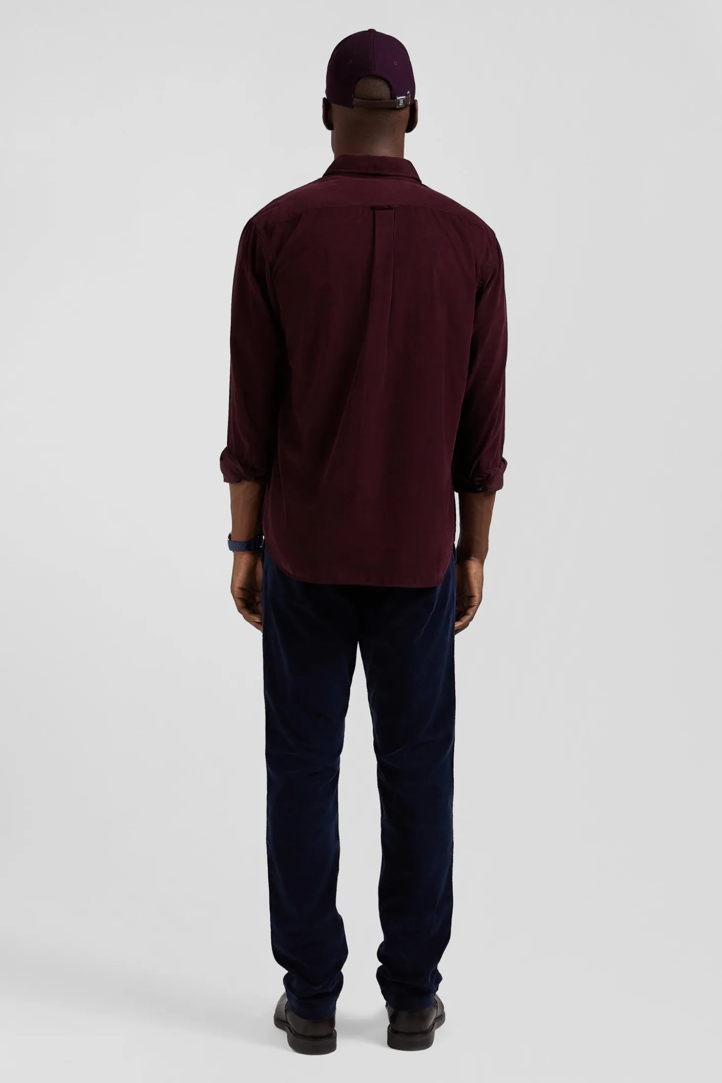 Regular plain burgundy cotton shirt with button-down collar and chest pocket