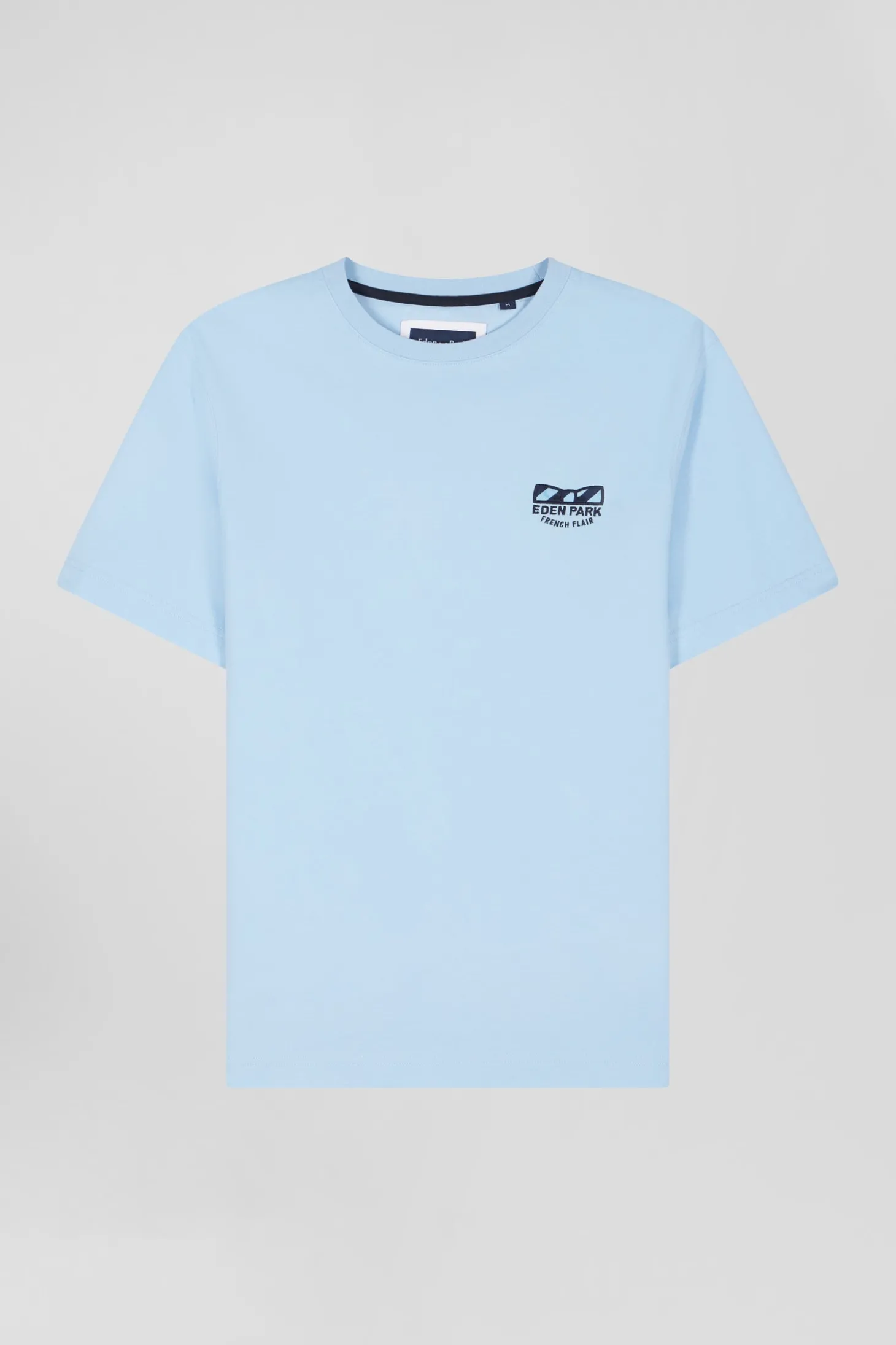 Regular sky blue short-sleeved cotton T-shirt with tie patchwork emblem