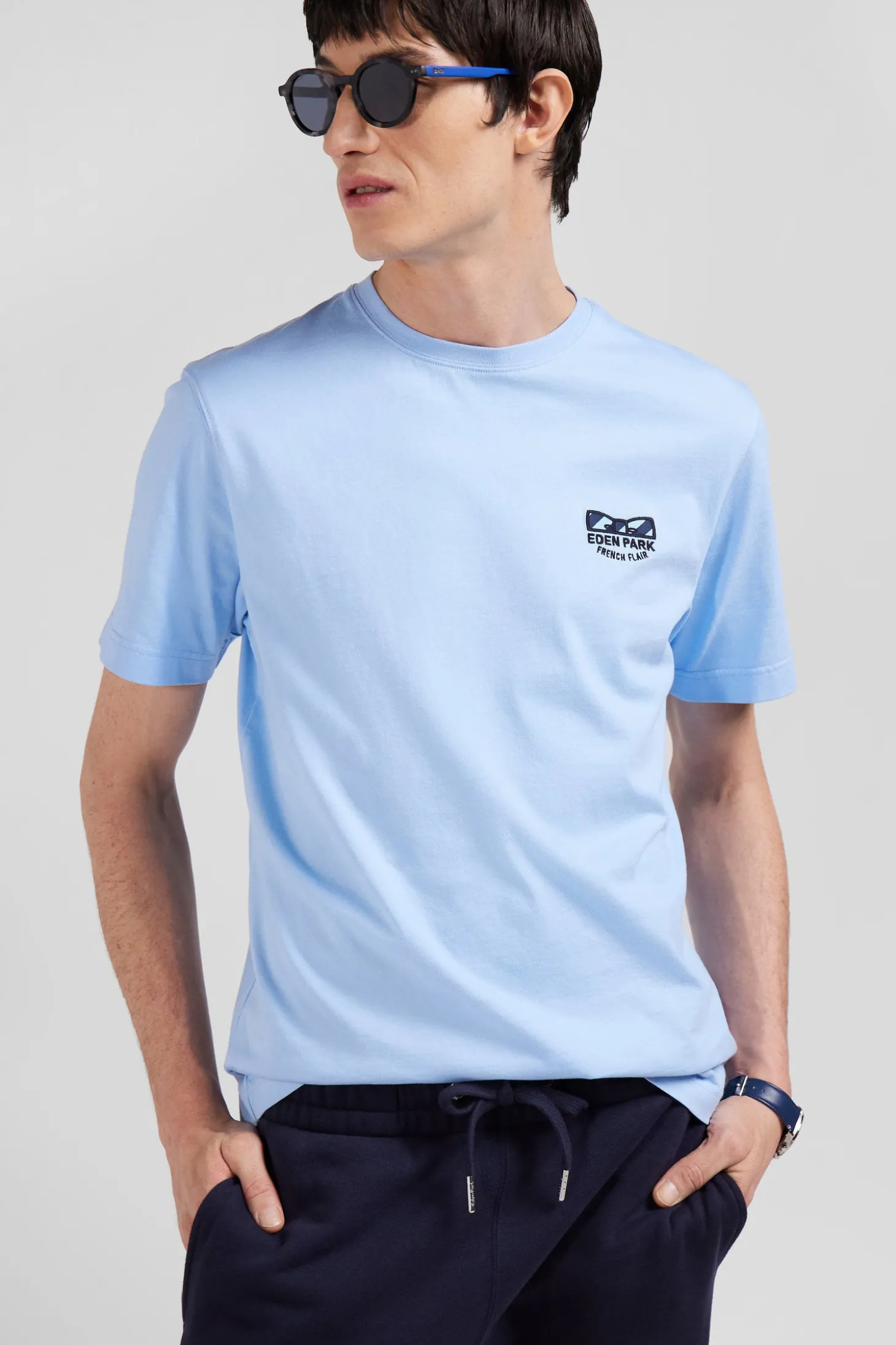 Regular sky blue short-sleeved cotton T-shirt with tie patchwork emblem