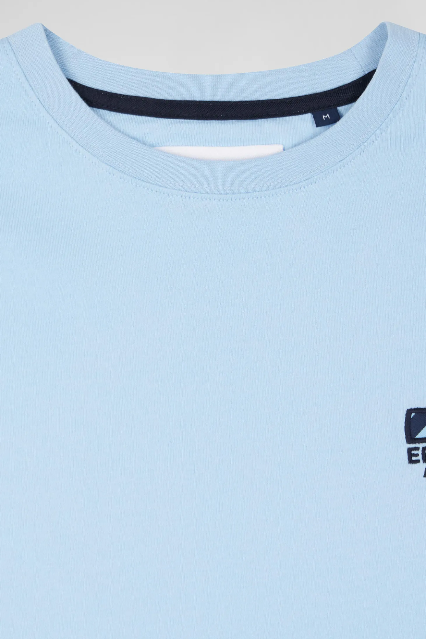 Regular sky blue short-sleeved cotton T-shirt with tie patchwork emblem