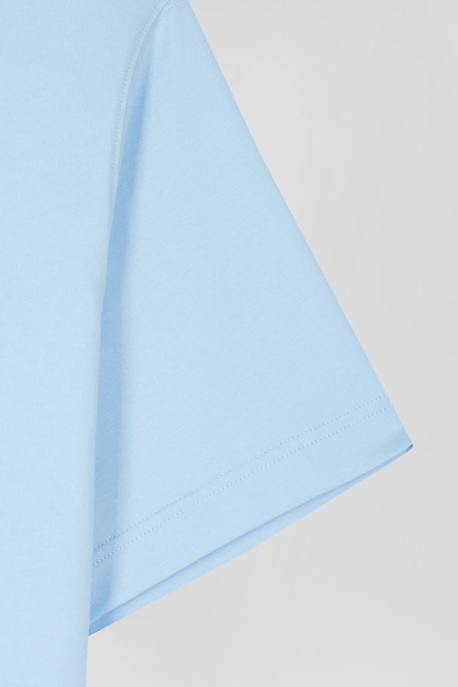 Regular sky blue short-sleeved cotton T-shirt with tie patchwork emblem
