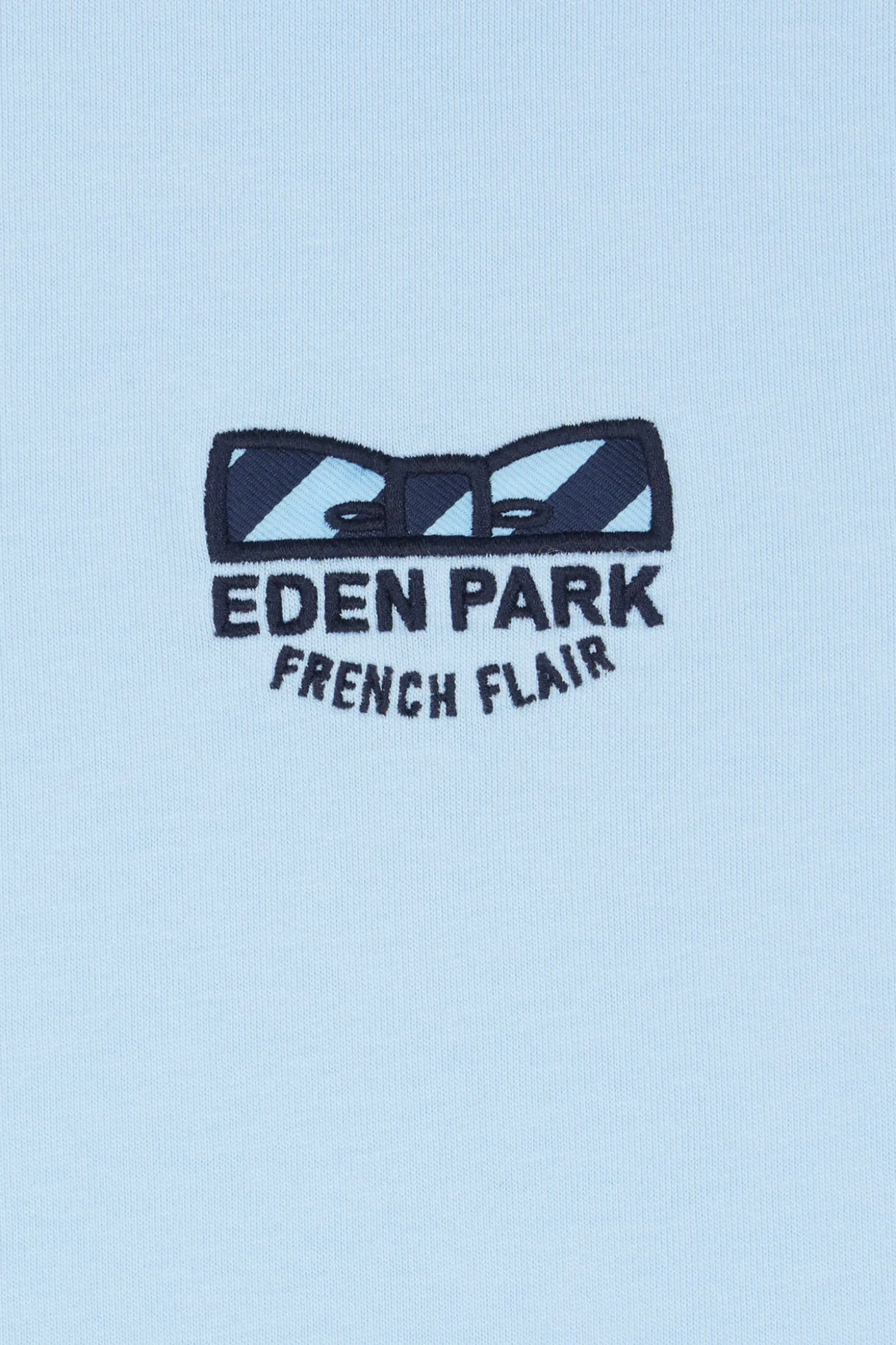 Regular sky blue short-sleeved cotton T-shirt with tie patchwork emblem