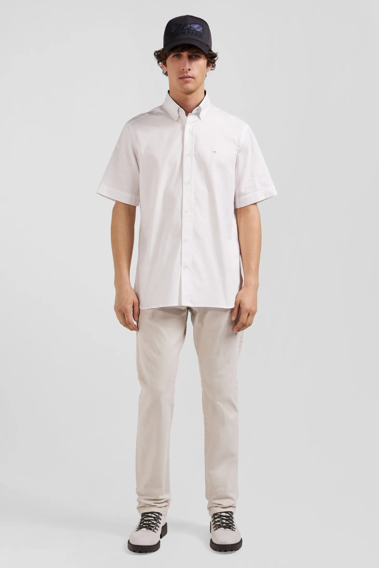 Regular white cotton short-sleeved shirt with back 10 embroidery