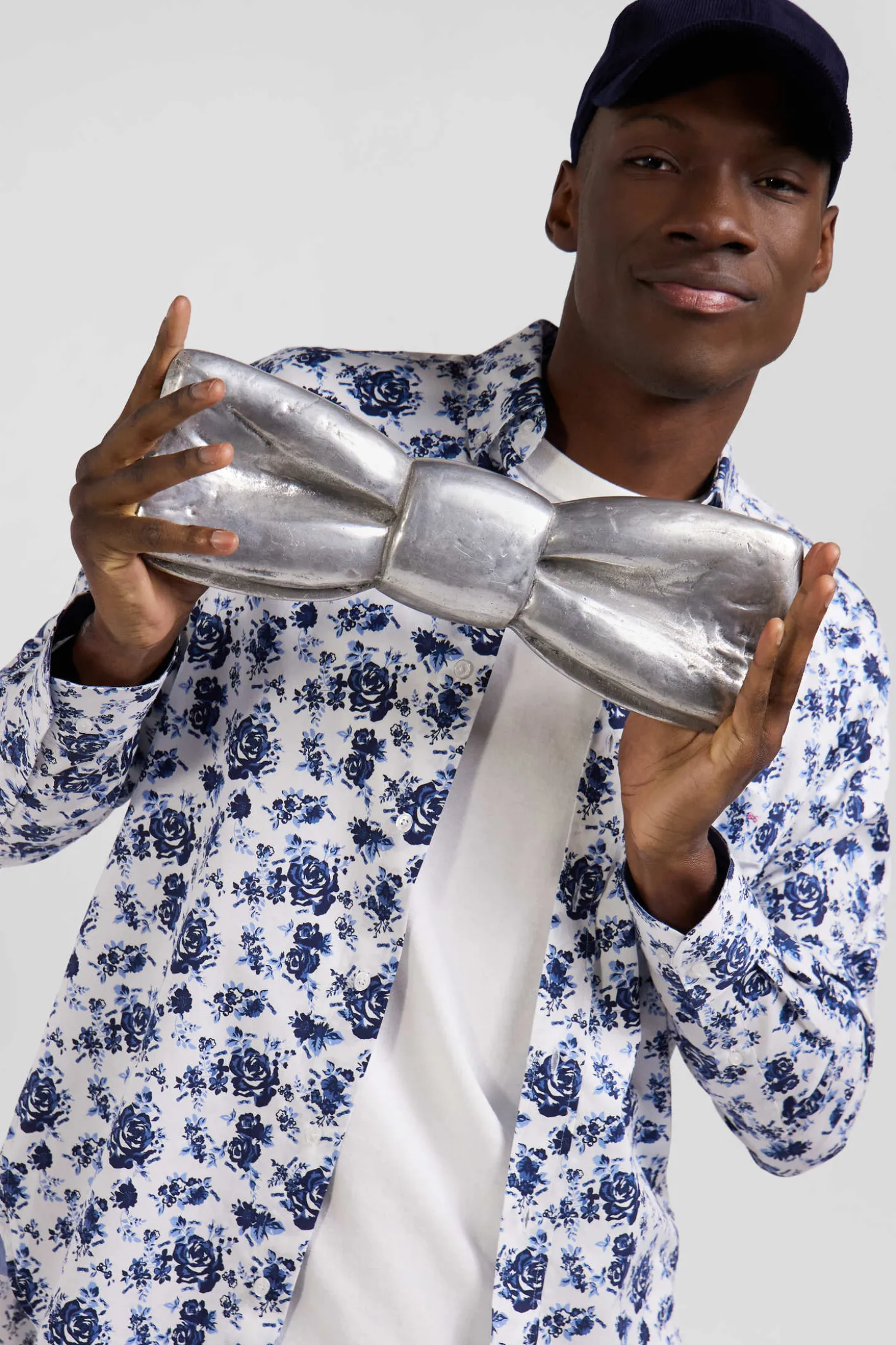 Regular white cotton twill shirt with blue floral print