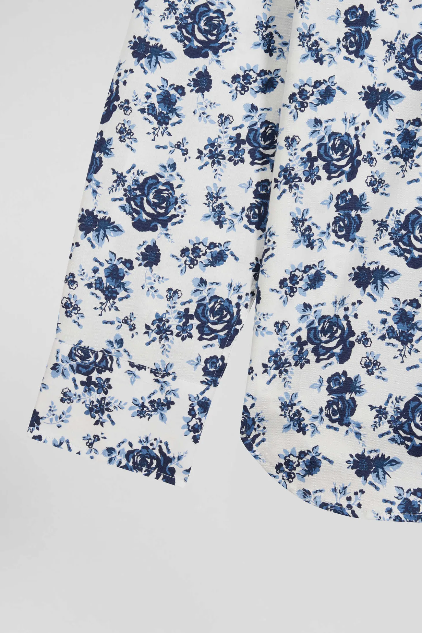 Regular white cotton twill shirt with blue floral print