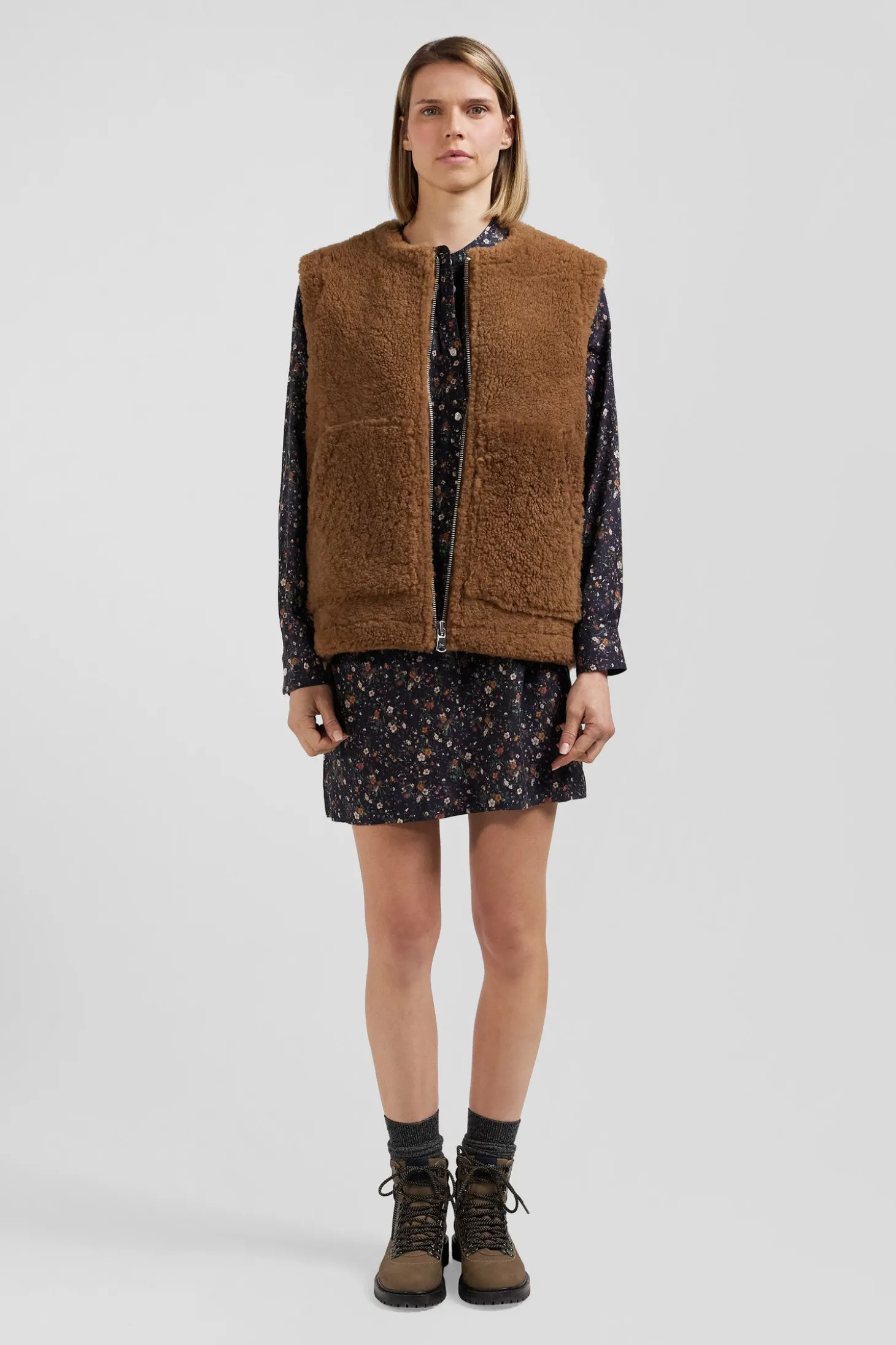 Relaxed camel sleeveless zip-up vest