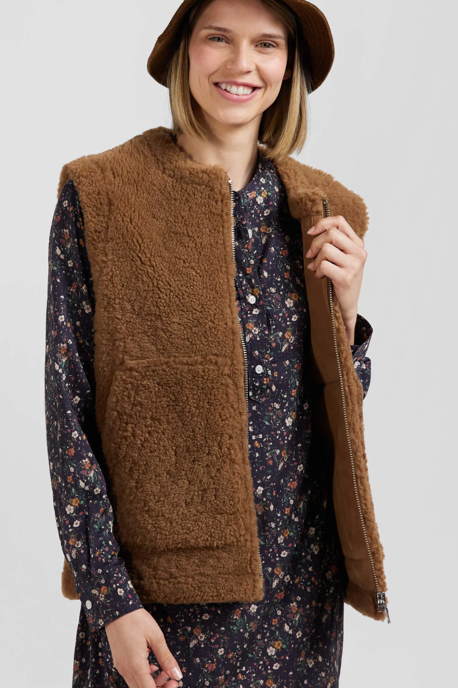 Relaxed camel sleeveless zip-up vest