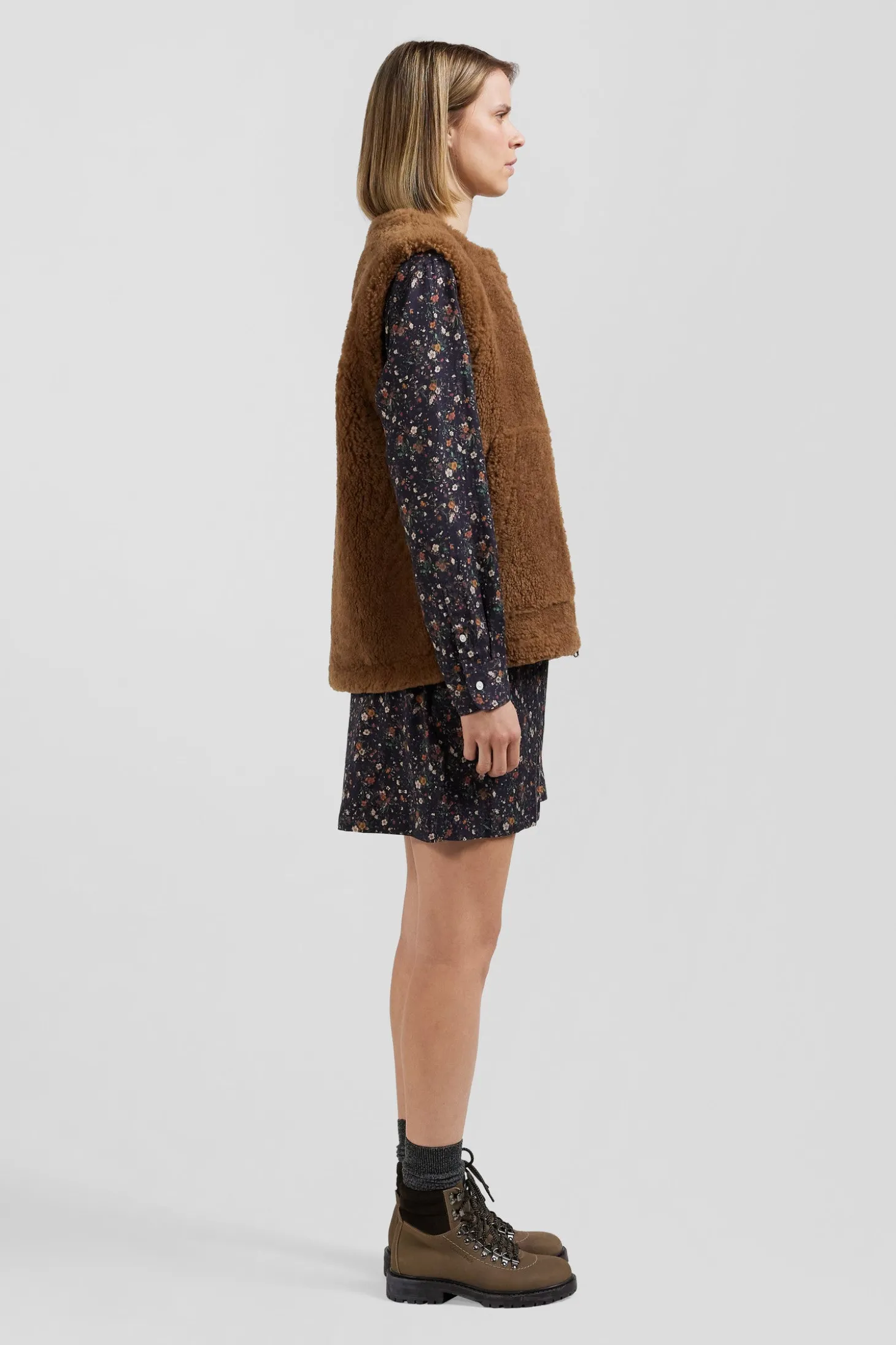 Relaxed camel sleeveless zip-up vest