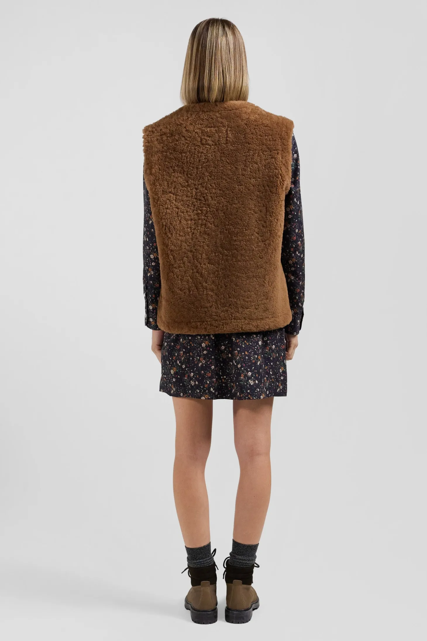 Relaxed camel sleeveless zip-up vest